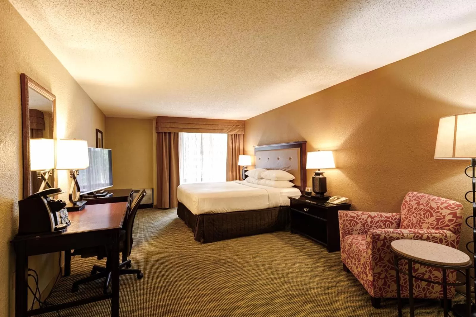 Premium King Room with Communications and Mobility Accessible Tub in Crowne Plaza Jacksonville Airport I-95N by IHG
