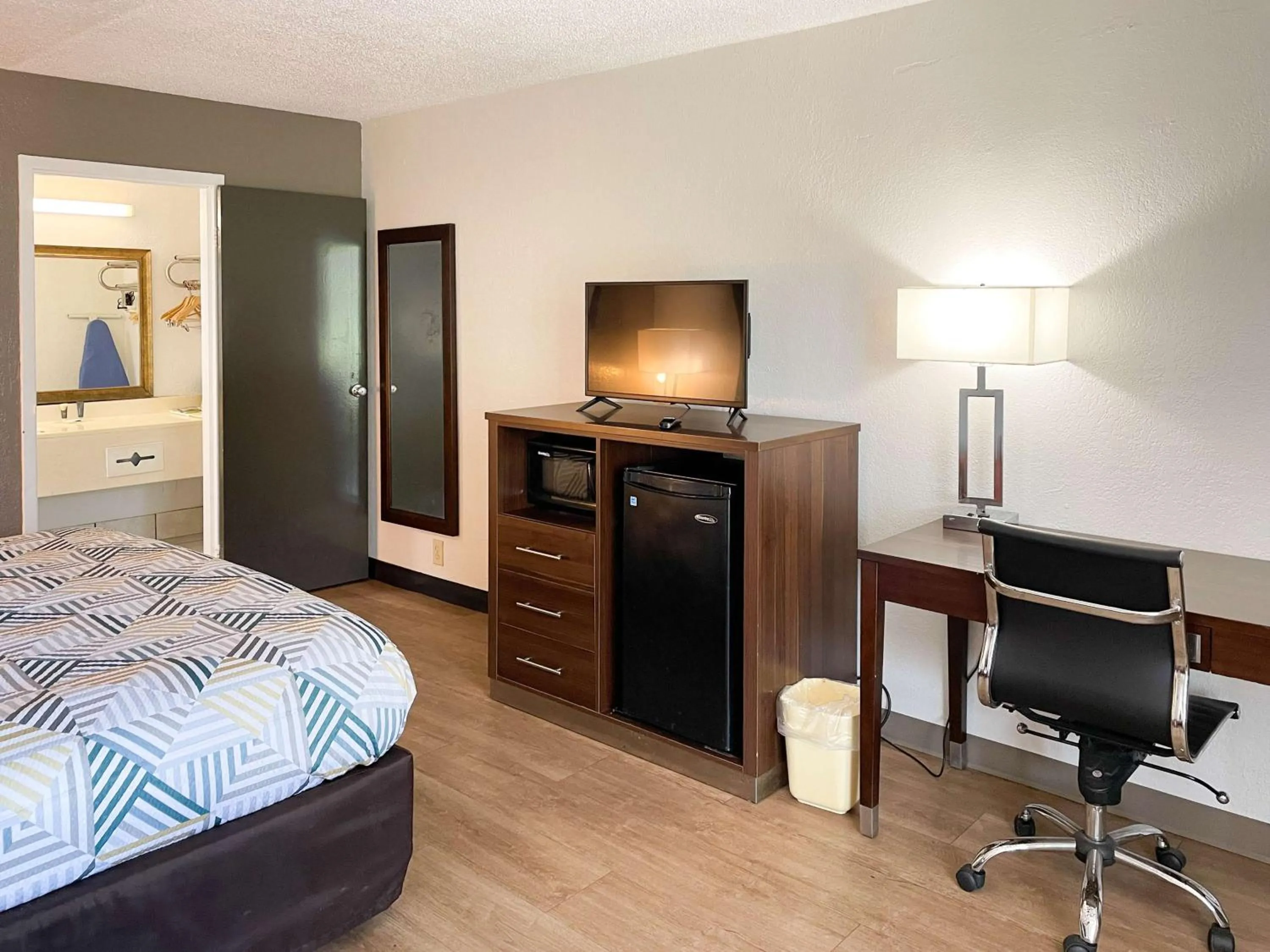 King Room with Roll-in Shower - Disability Access - Non-Smoking in Motel 6 Opelika, AL