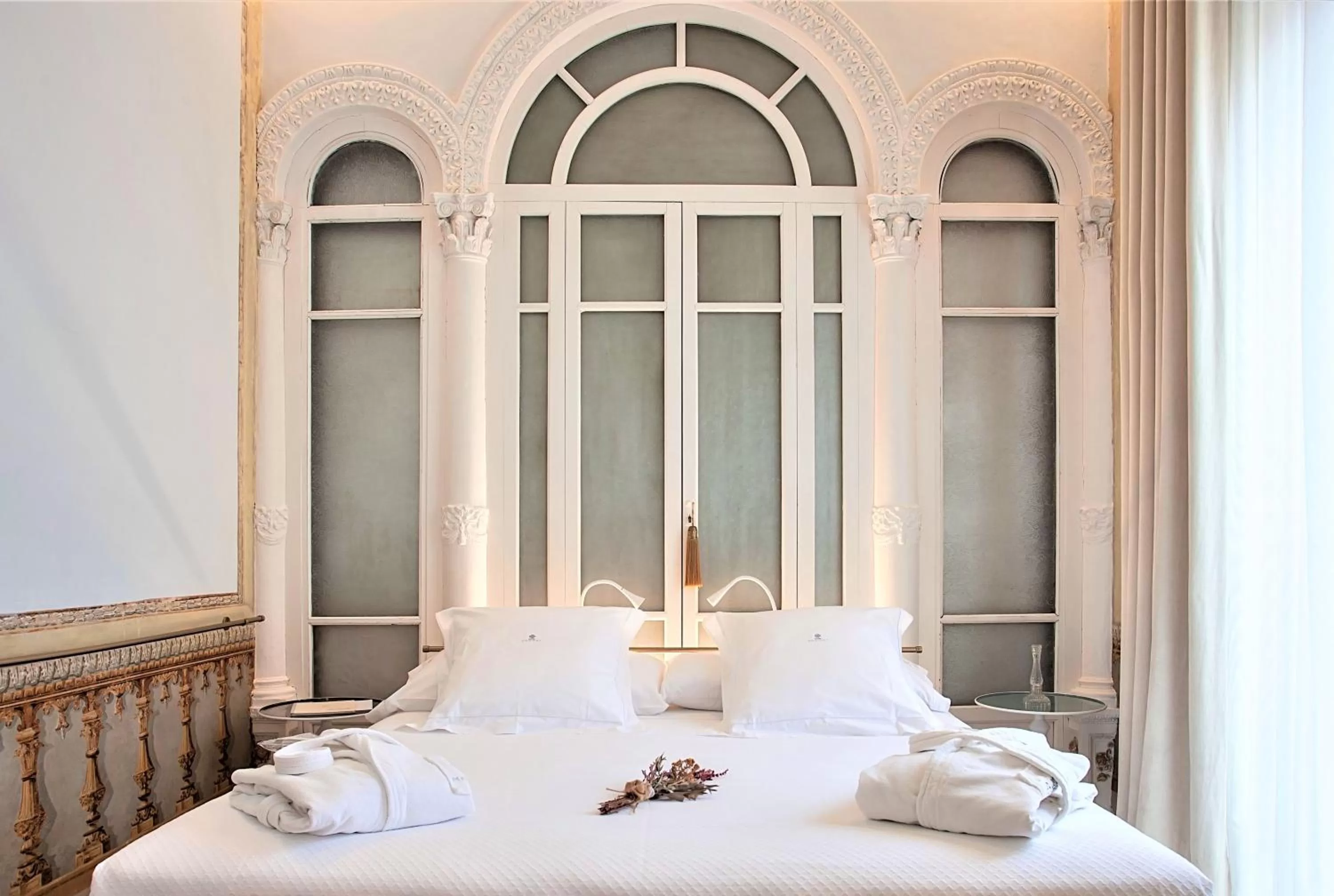 Deluxe Double Room with Bath in Hotel Madinat