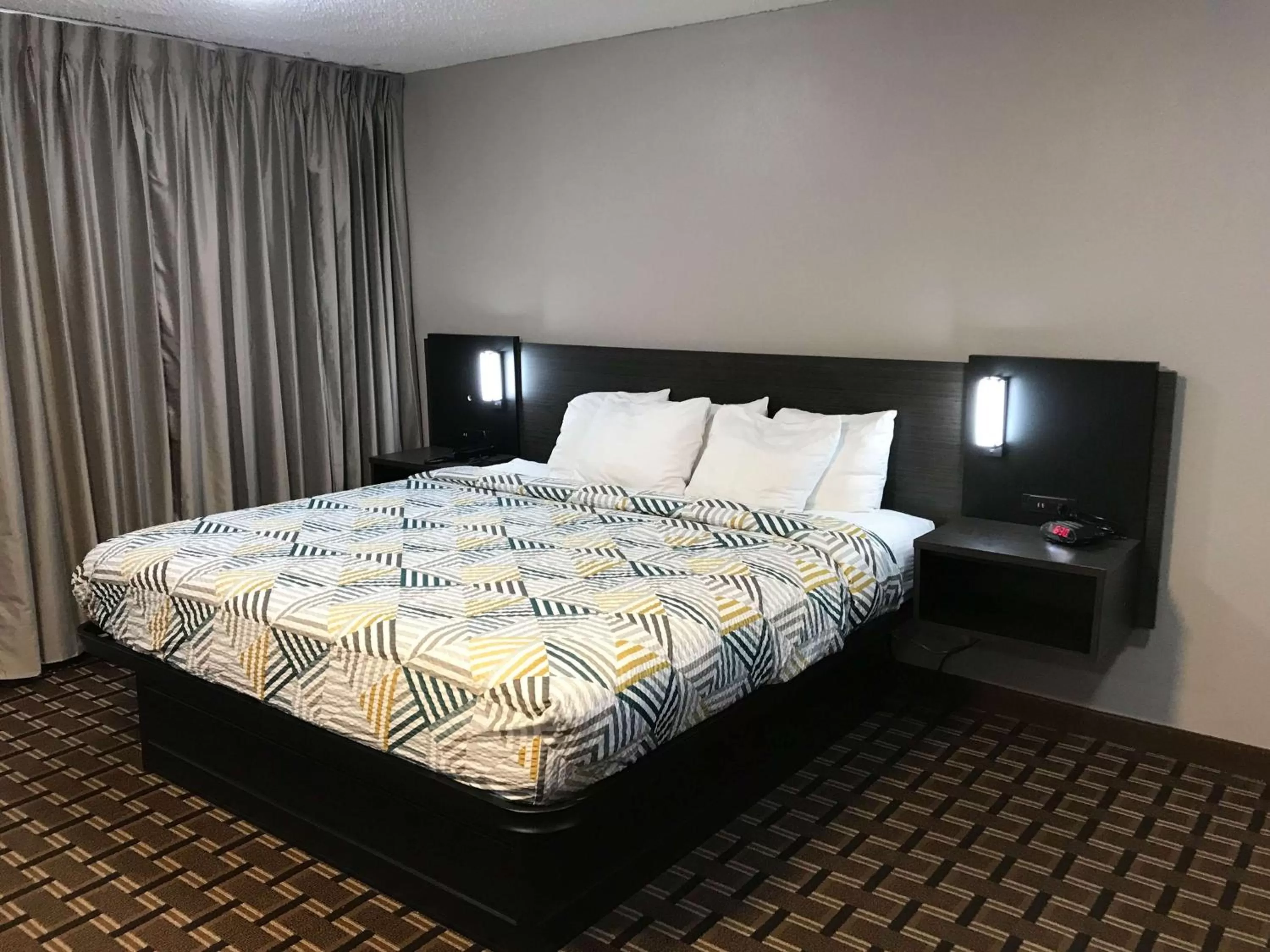 1 King Bed - Non-Smoking, Micfridge in Studio 6 Suites Tupelo, MS