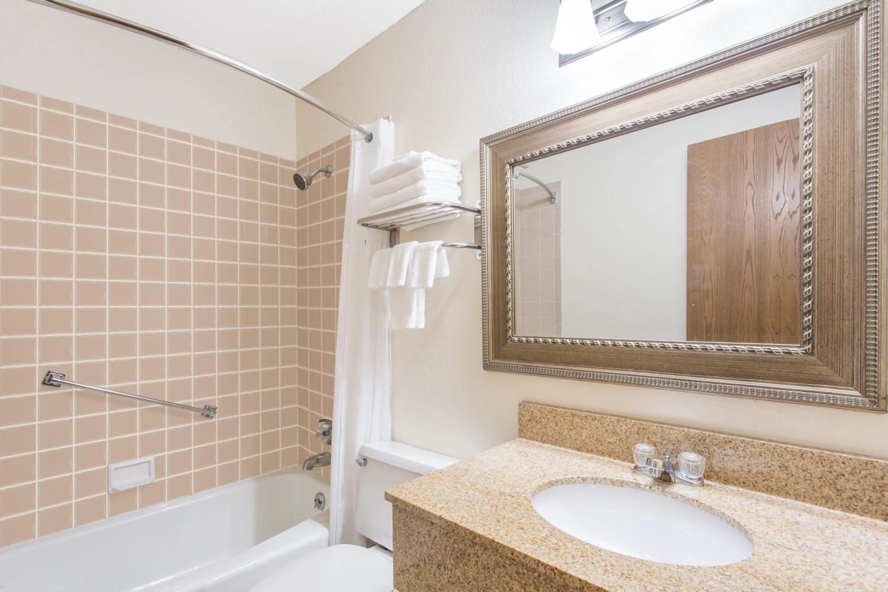 King Studio Suite - Non-Smoking in Baymont by Wyndham Dubuque