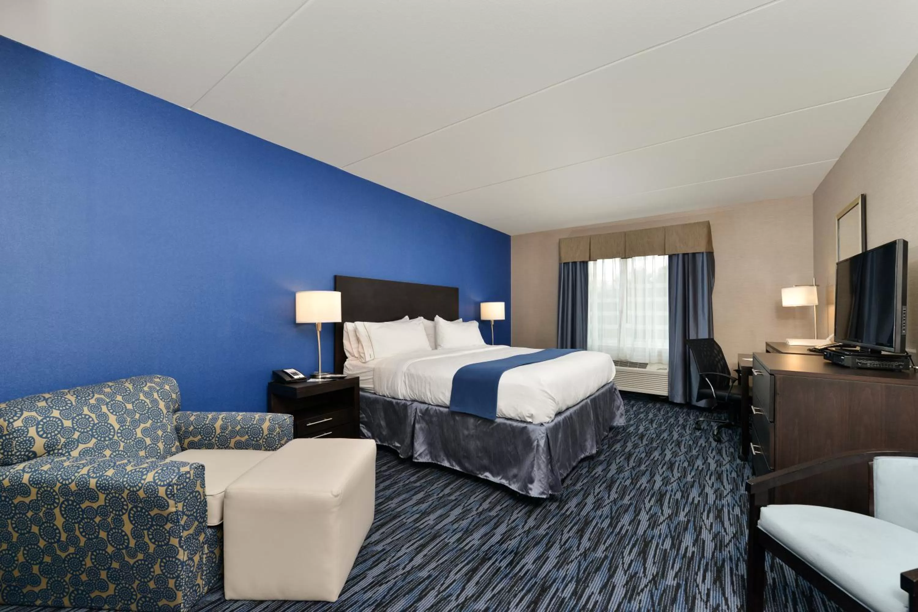 King Suite - Non-Smoking in Holiday Inn Express & Suites Peekskill-Lower Hudson Valley by IHG