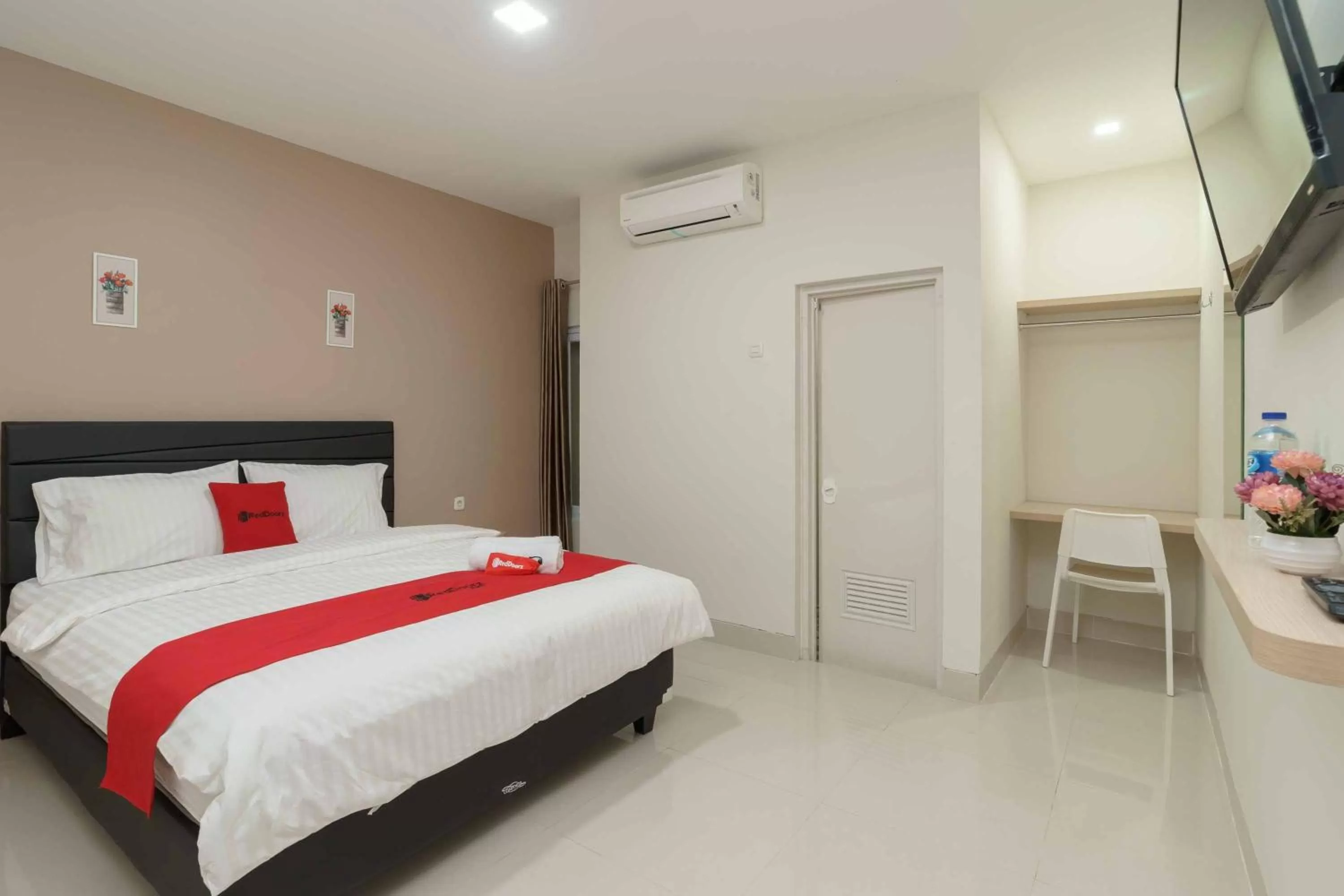 Standard Double Room in RedDoorz Plus near Eka Hospital BSD 5
