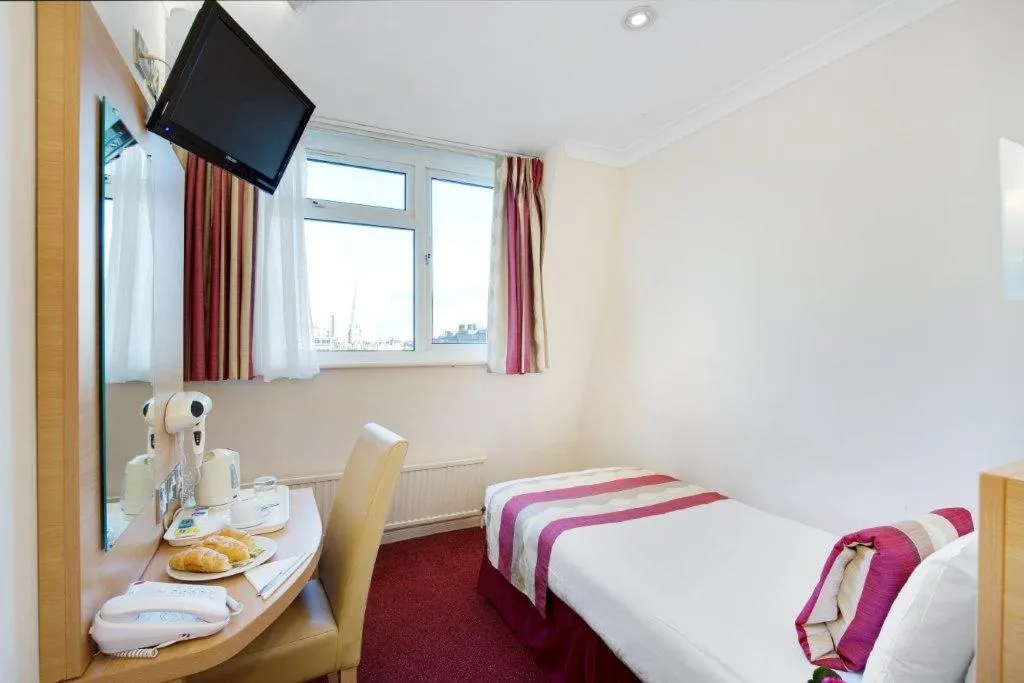 Single Room in Queens Park Hotel