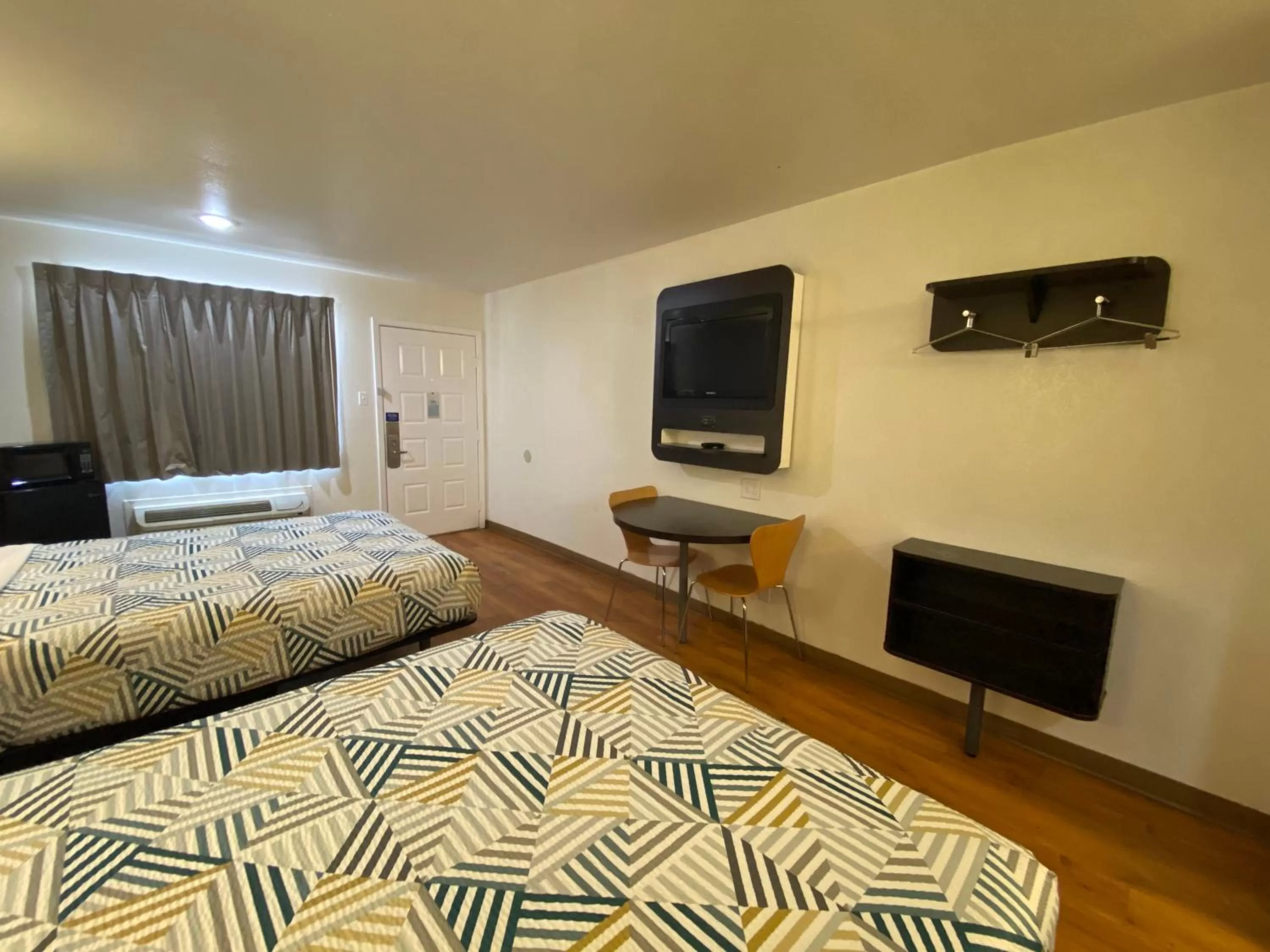 Queen Room - Non-Smoking in Motel 6-Bryan, TX - College Station