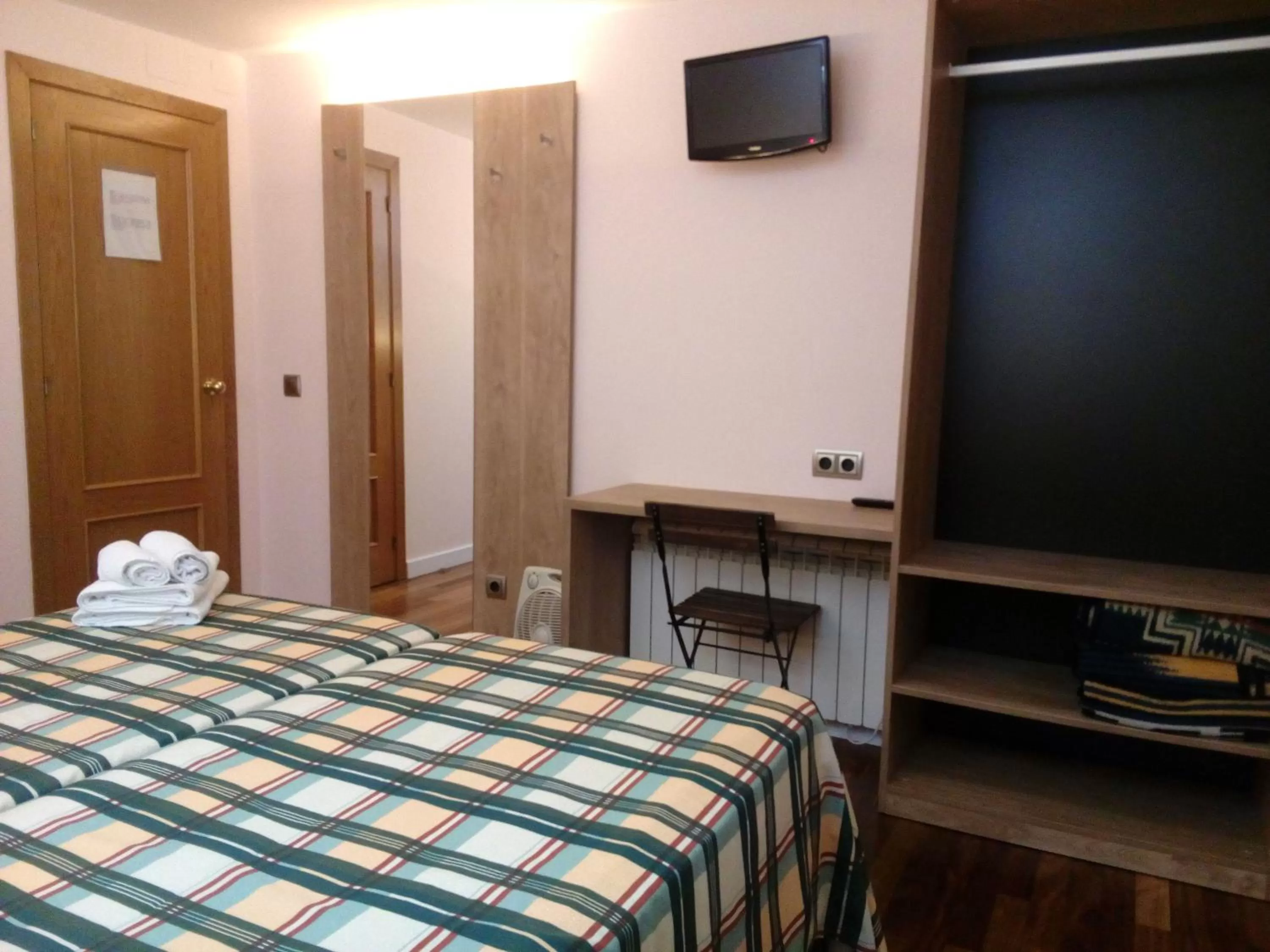 Budget Twin Room in CAN MENCIÓ - Plaça Major
