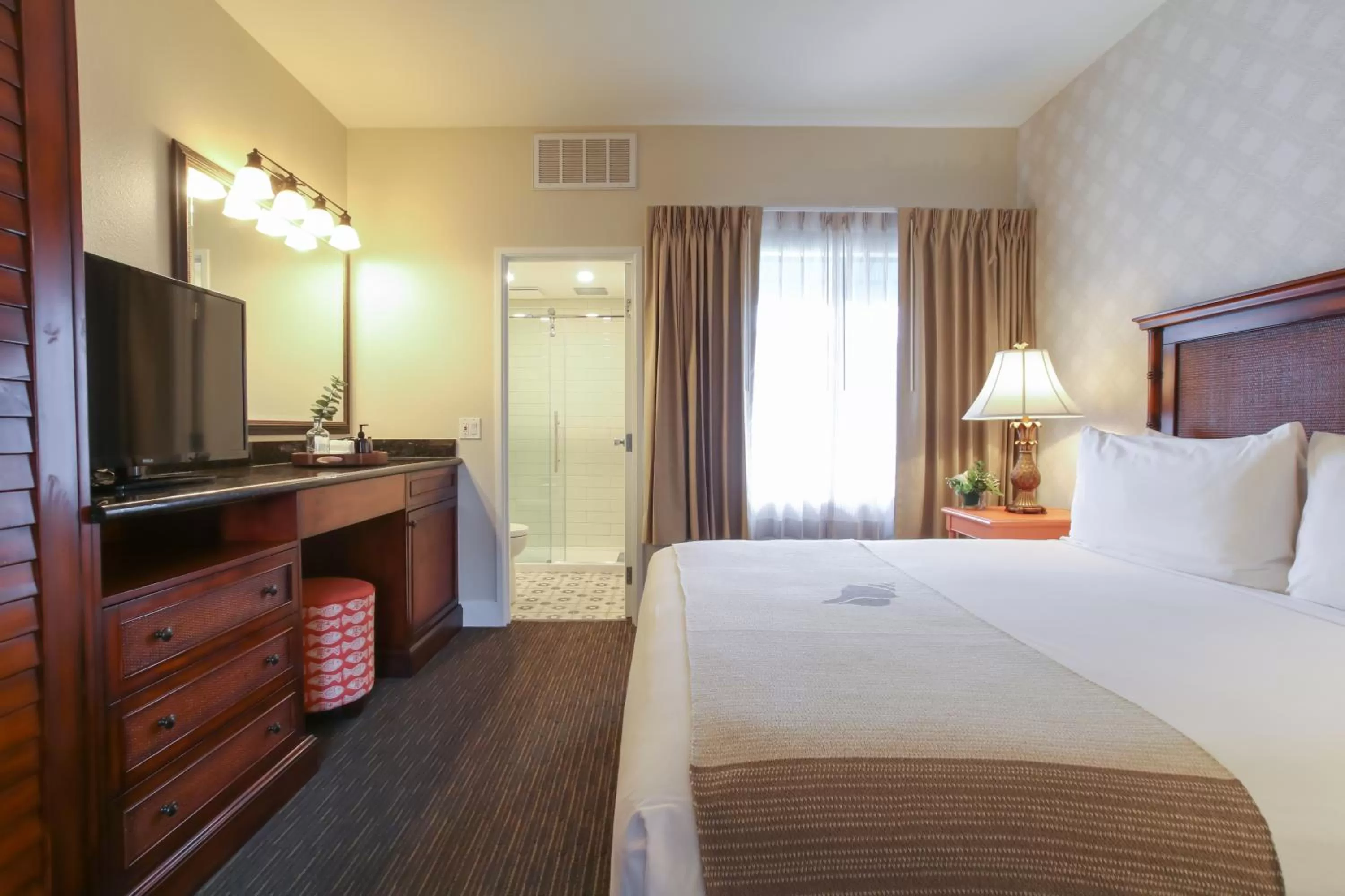 Top Floor Courtyard View King Suite Sleeper Sofa in Oxford Suites Pismo Beach