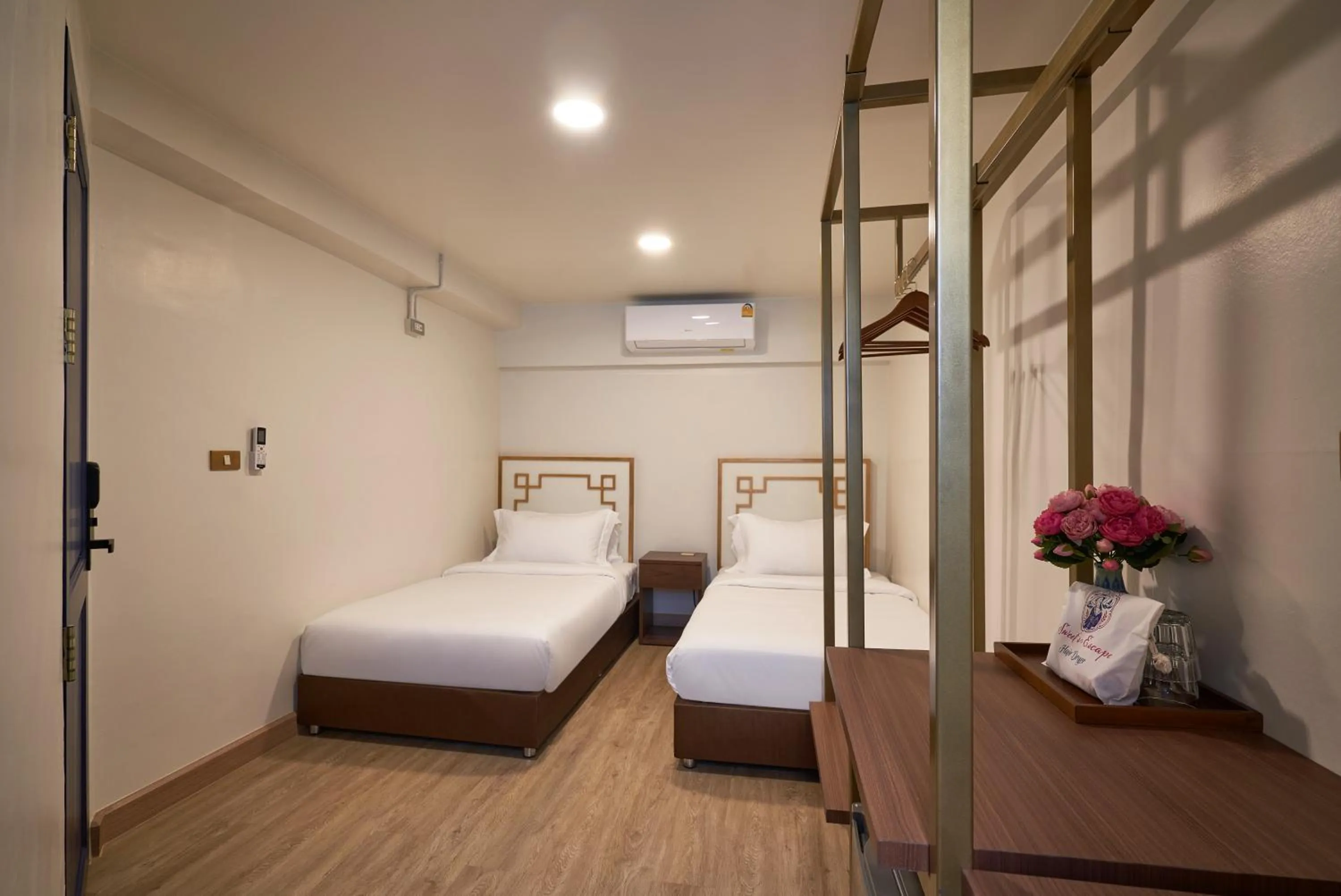 Standard Twin Room in Sweet's Escape