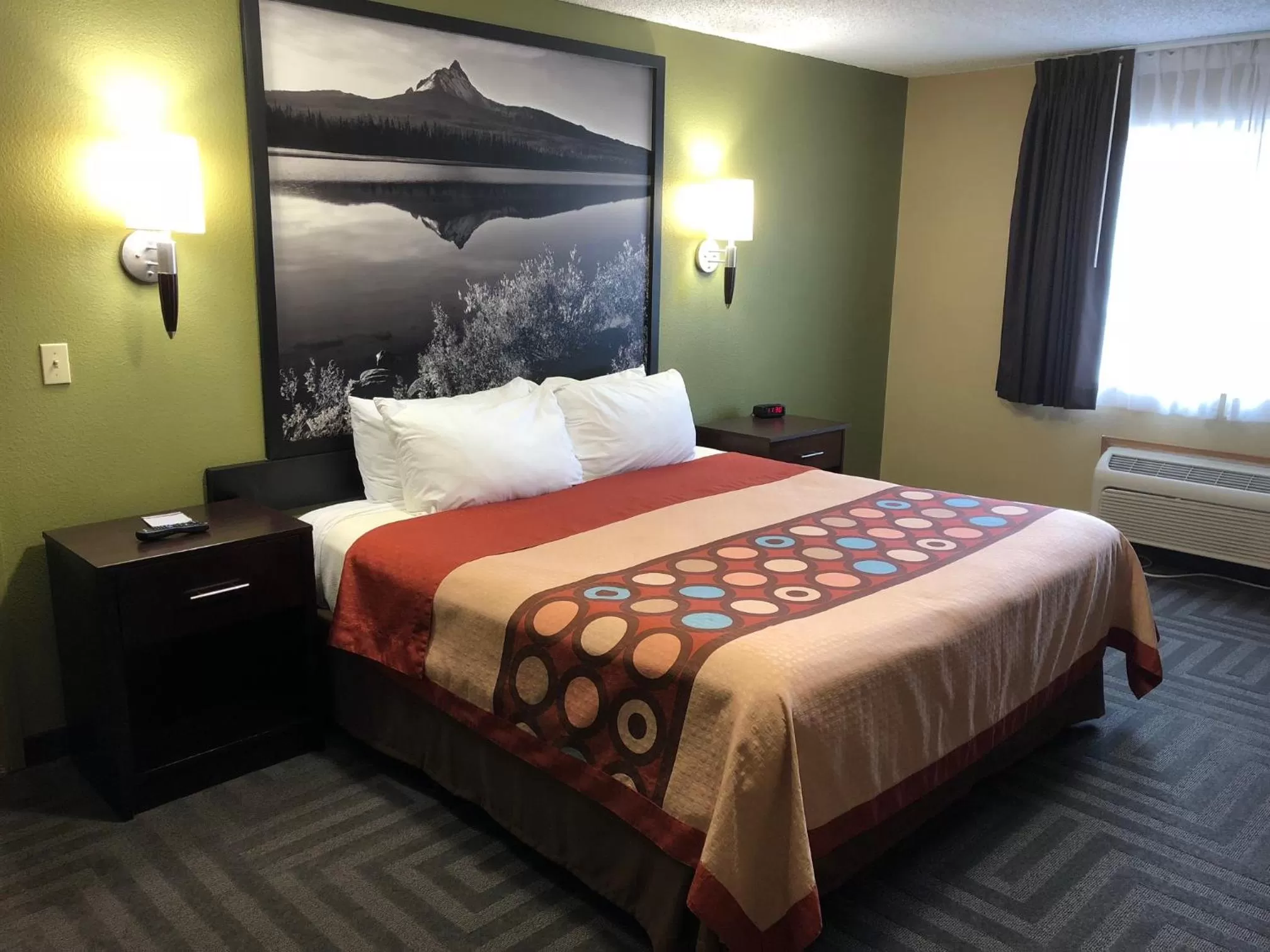 King Room - Mobility Access/Non-Smoking in Super 8 by Wyndham LaGrande