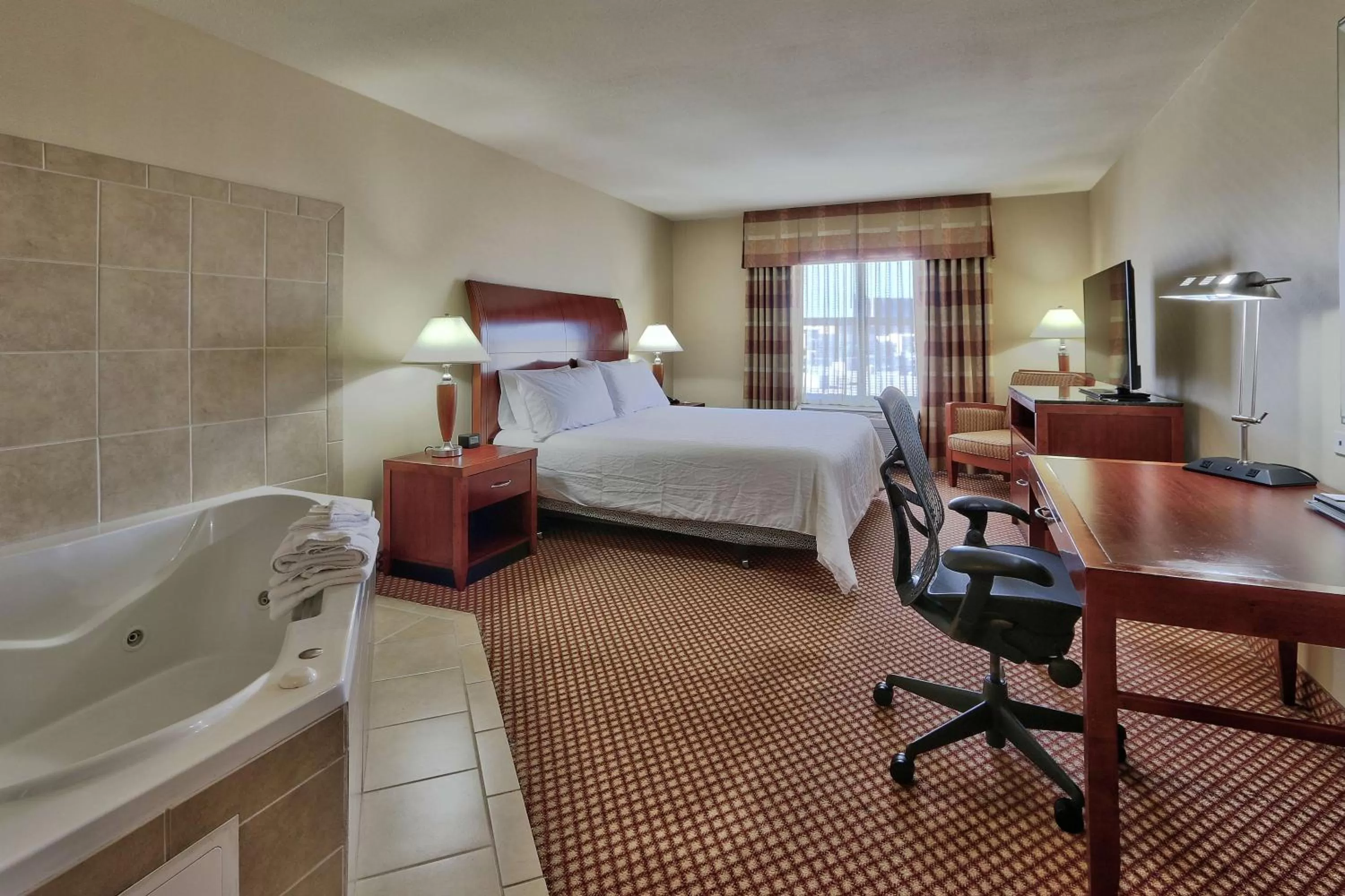 King Room with Whirlpool in Hilton Garden Inn Las Cruces