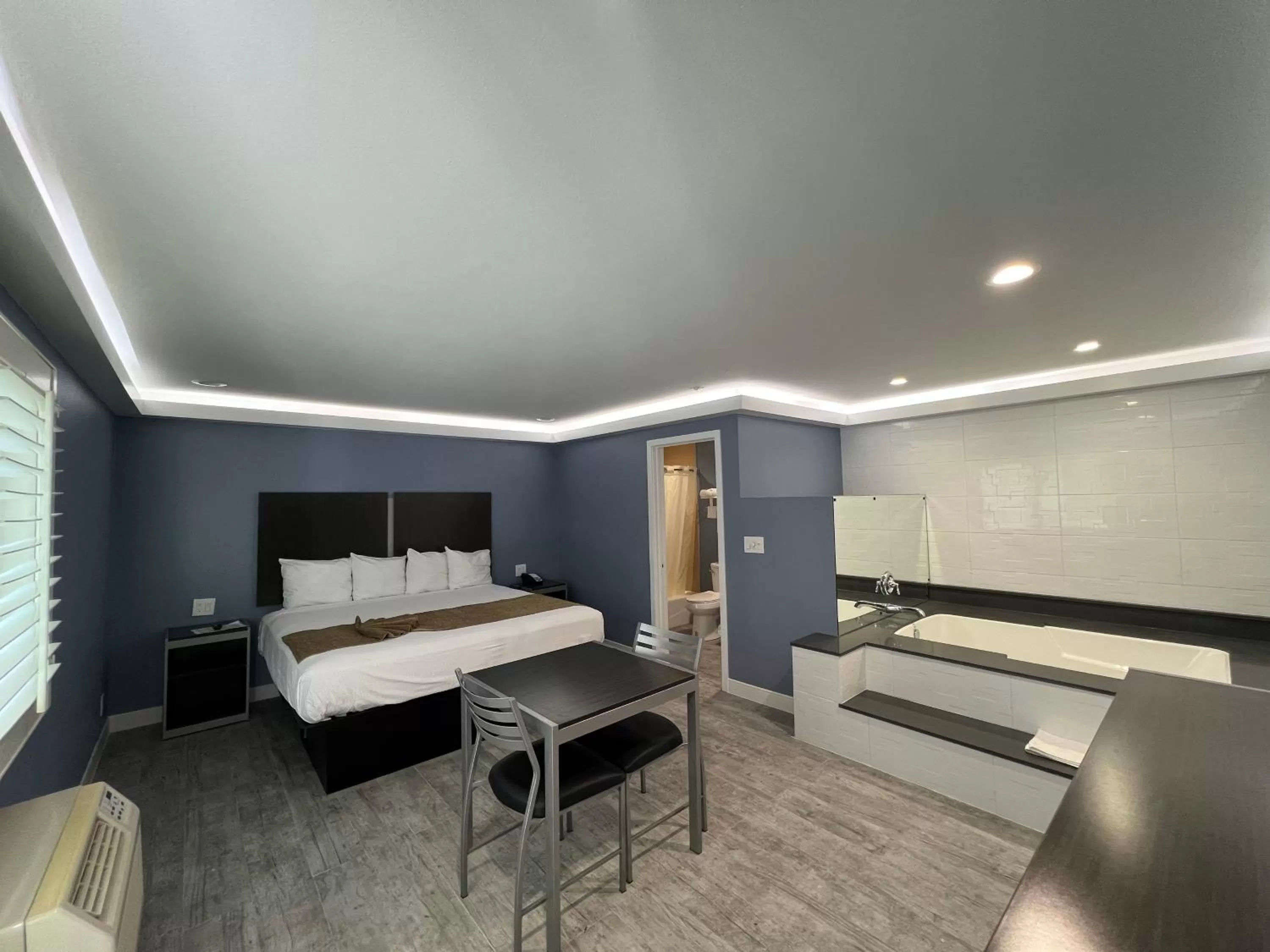 Deluxe King Suite in Deluxe Inn Hawthorne/ LAX