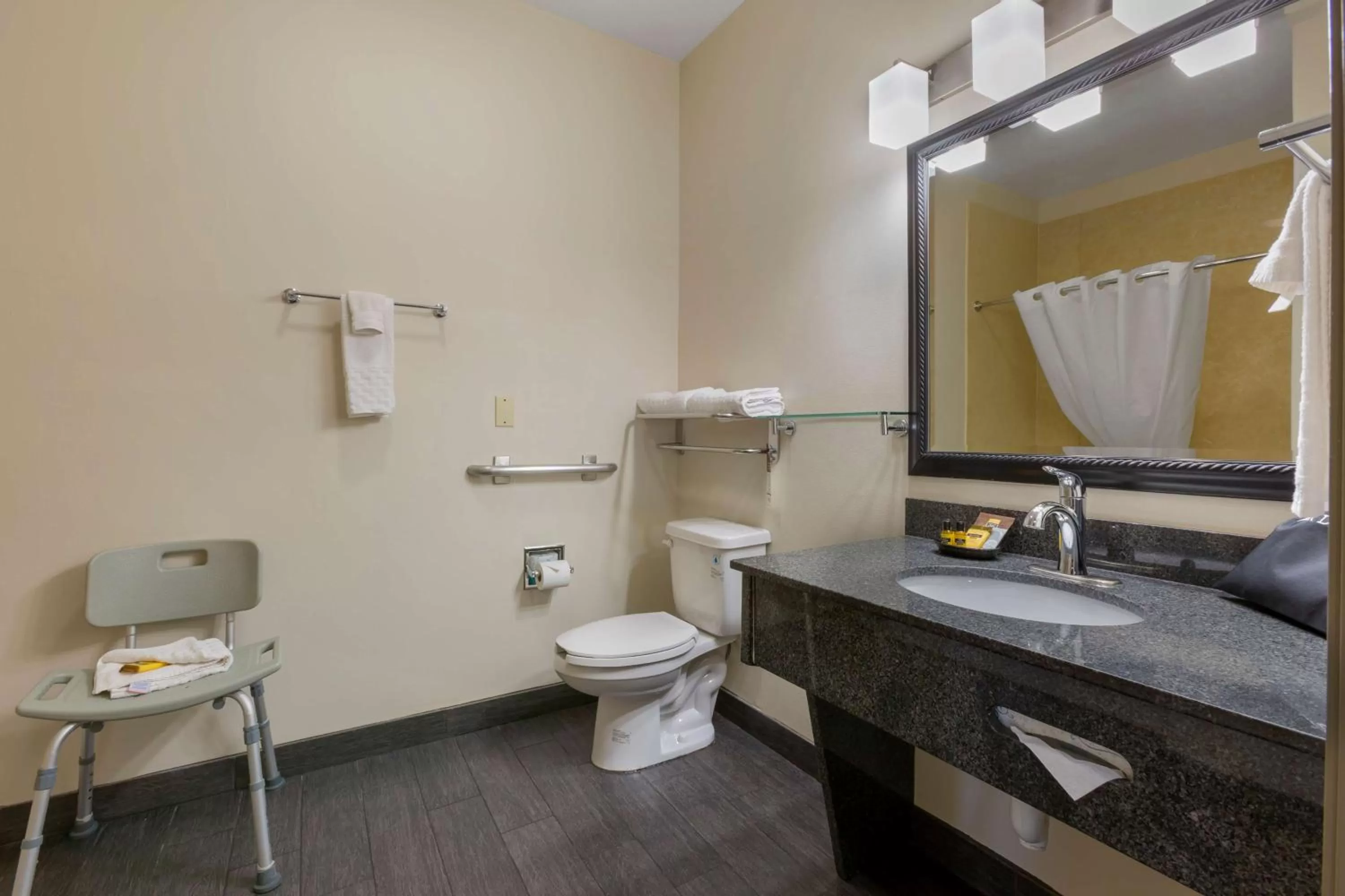 Queen Room with Roll-in Shower - Non-Smoking/Disability Access in Best Western Plus the Four Corners Inn