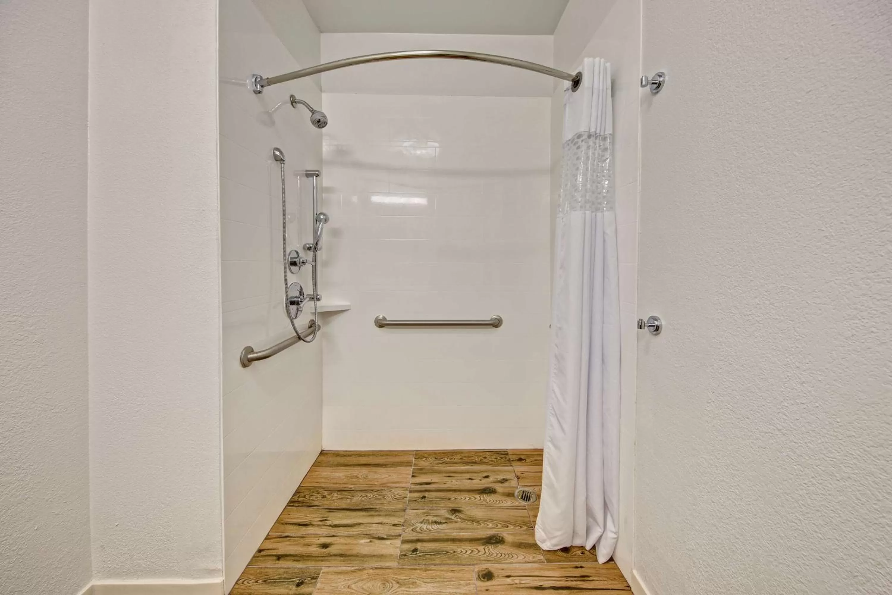 King Room with Roll-In Shower - Disability Access in Hampton Inn Savannah-I-95-North