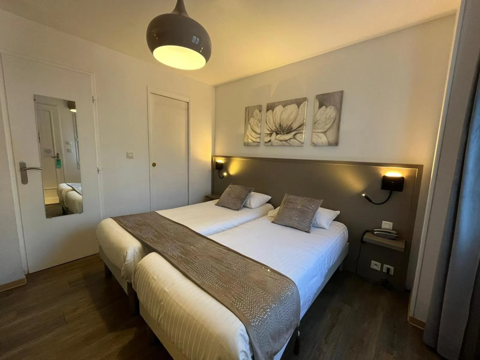 Twin Room in Cit'Hotel Le Cheval Blanc, Cognac Centre