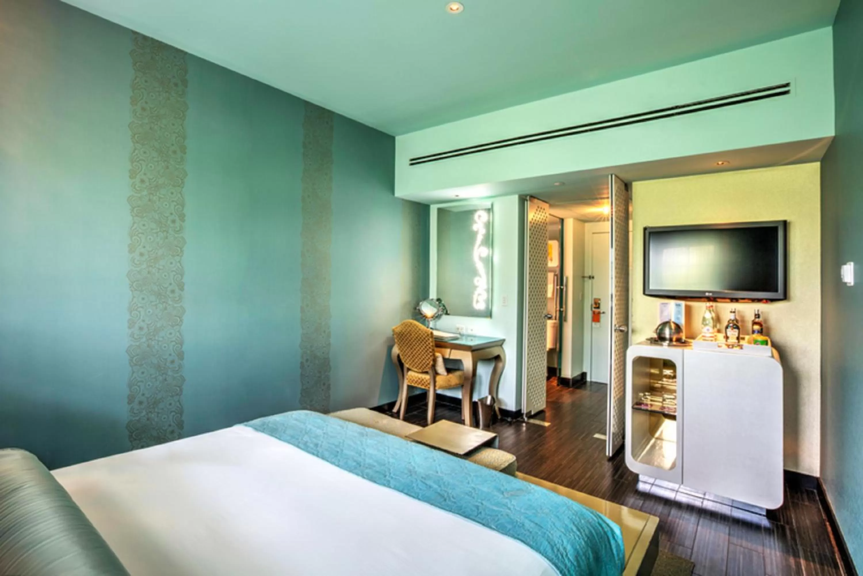 Gold King Room with Roll-in Shower - Disability Access in Dream South Beach, by Hyatt