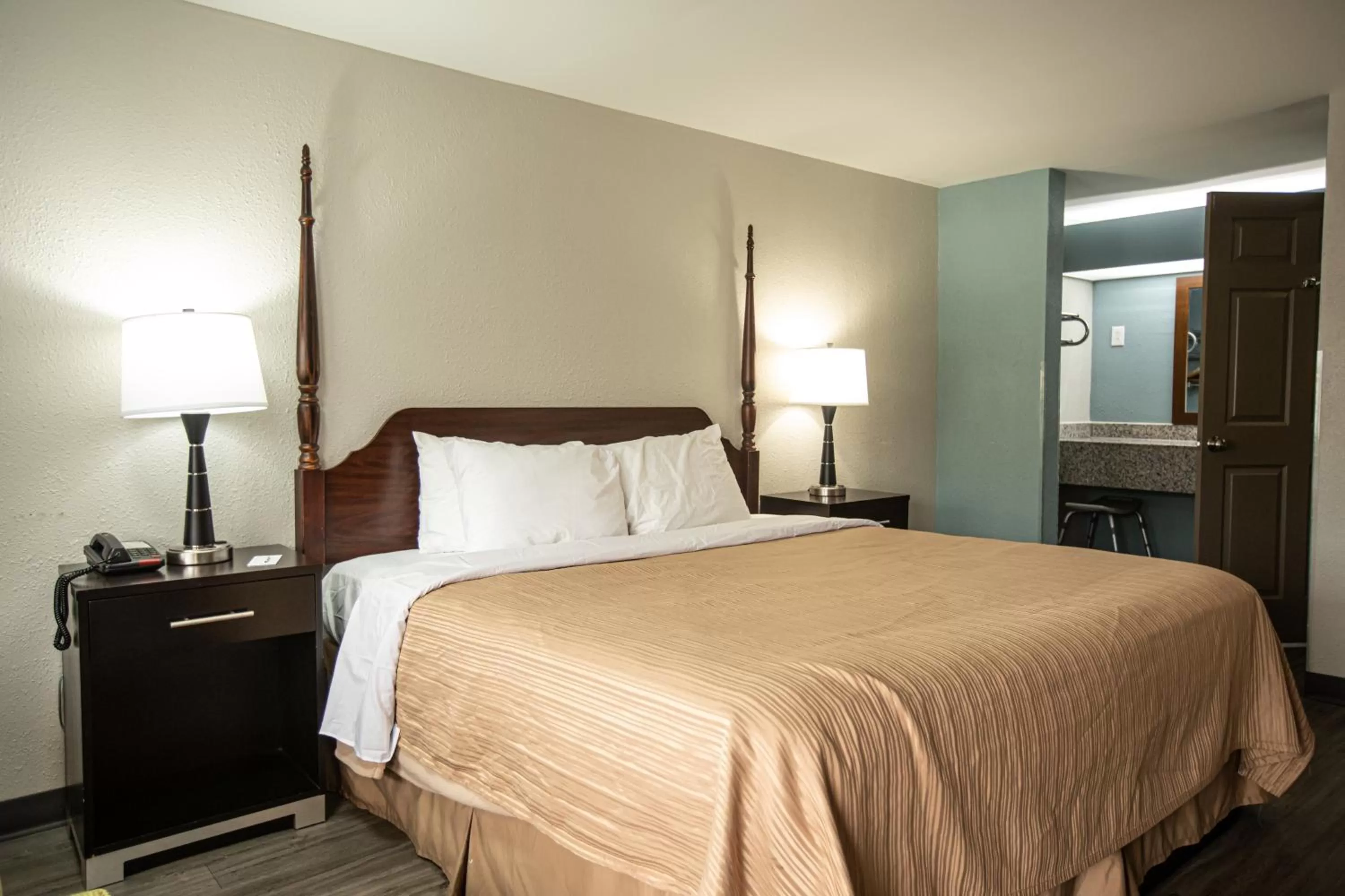 King Room - Non-Smoking in Knights Inn Mount Airy