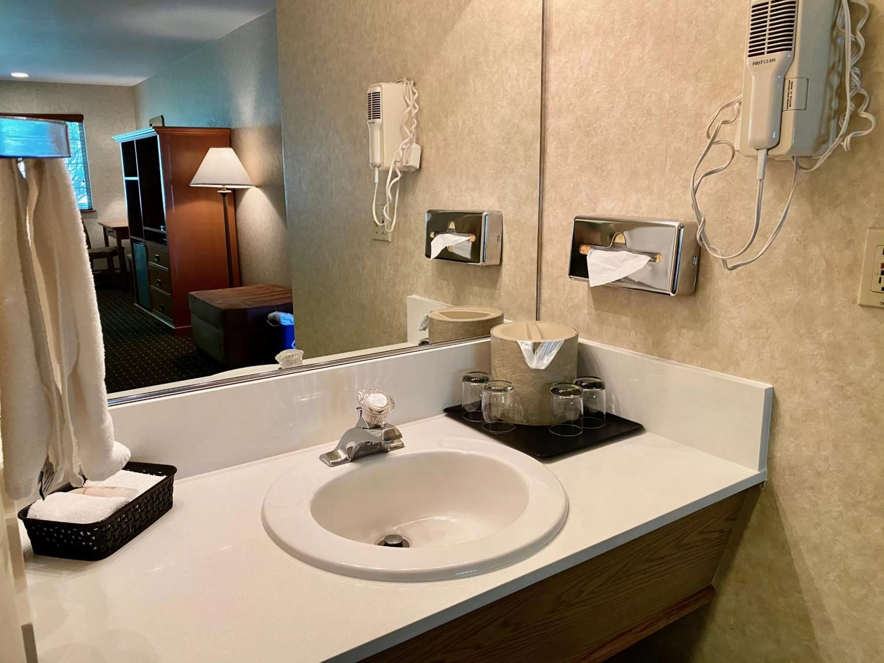 Classic Double Queen in Cousin's Country Inn