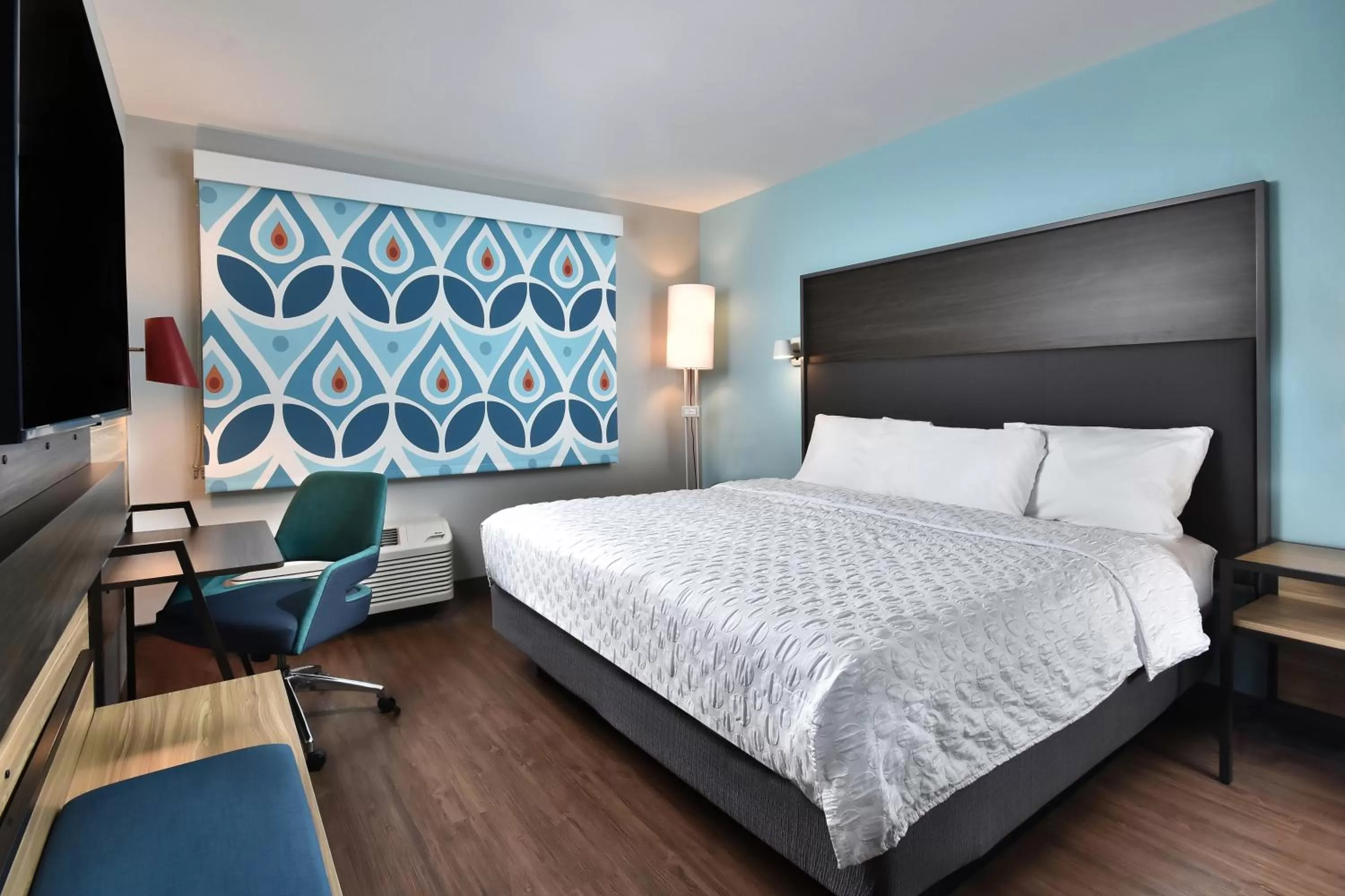 King Room with Bath Tub - Mobility/Hearing Accessible  in Tru By Hilton Beckley, Wv