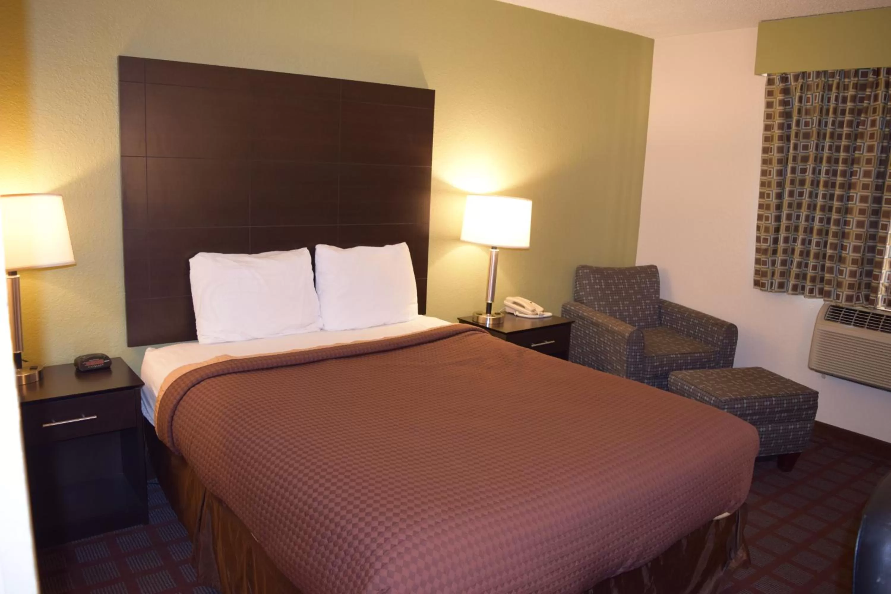 Queen Room - Non-Smoking in Super 8 by Wyndham Saginaw