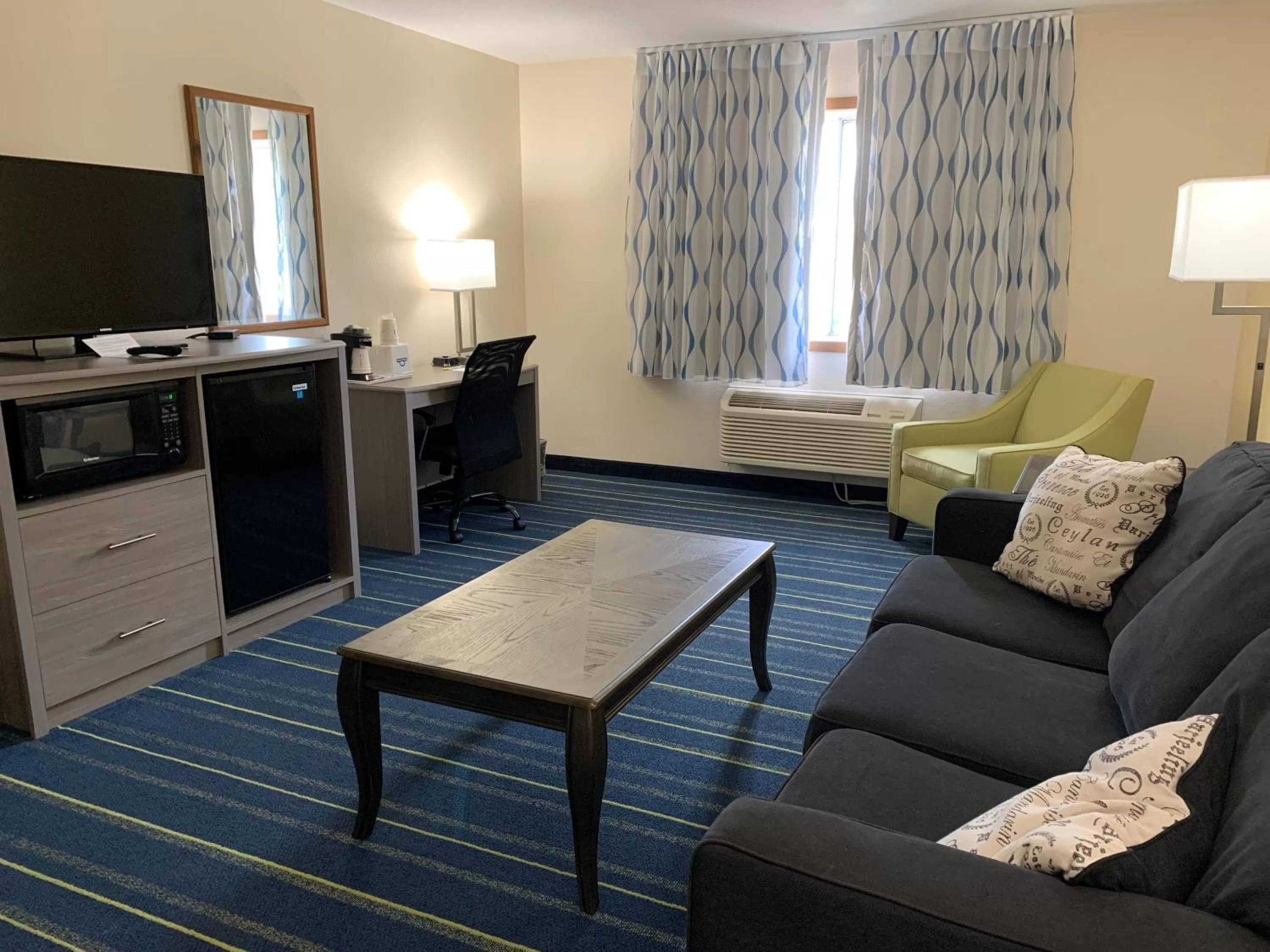 King Suite - Non-Smoking in Days Inn by Wyndham Hinckley