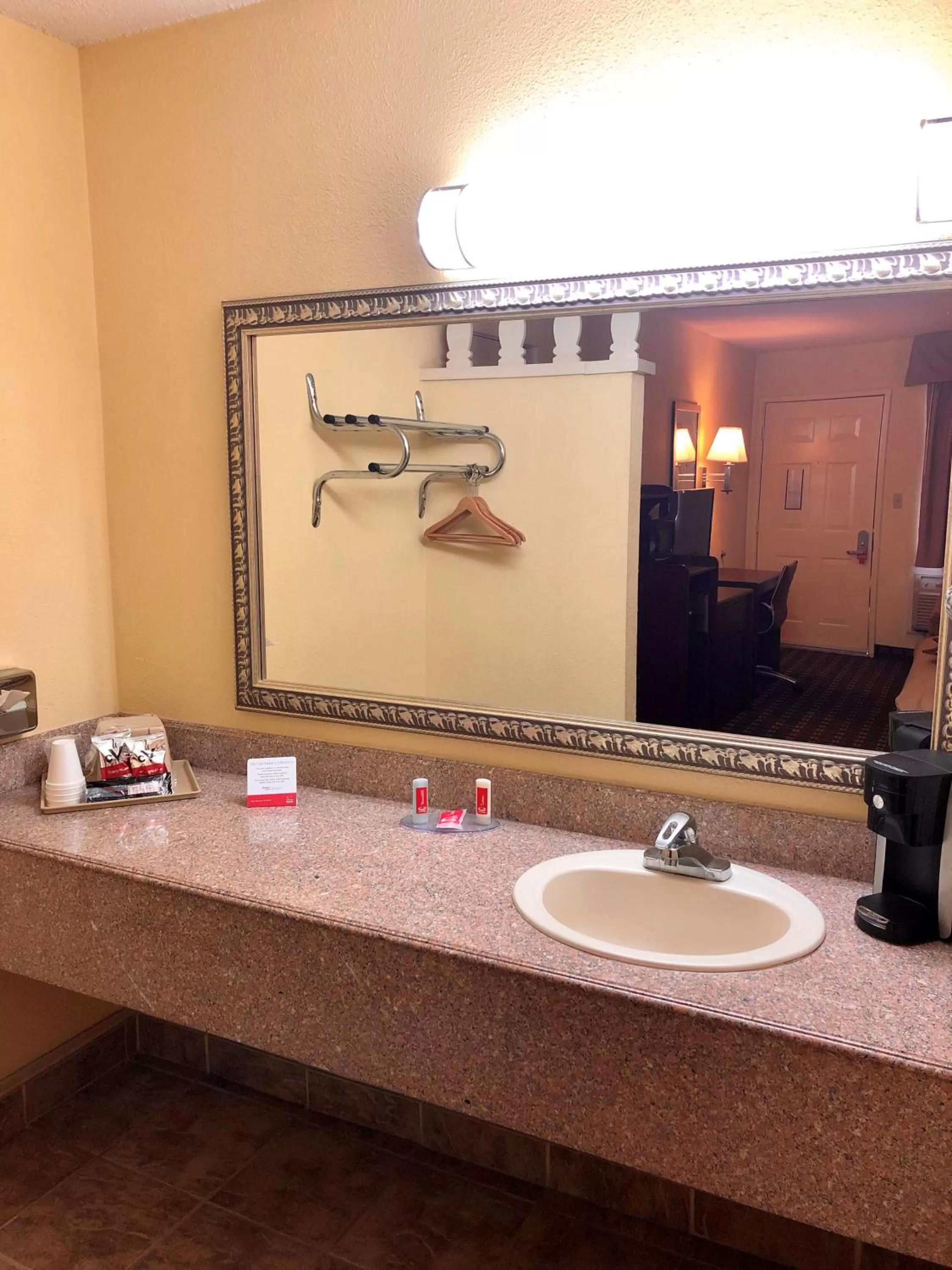King Room - Accessible/Non-Smoking in Super 8 by Wyndham Albuquerque Downtown