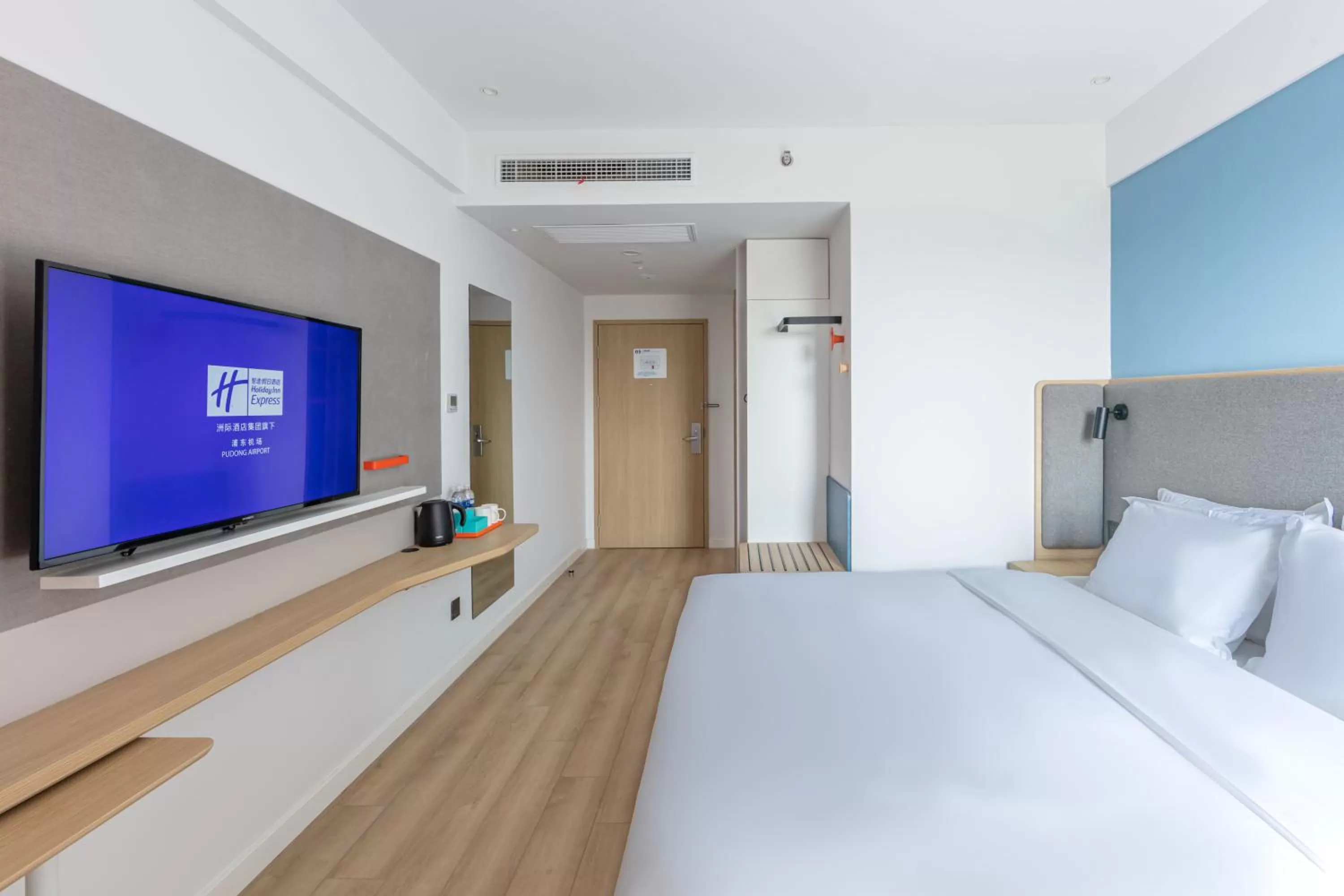 Accessible King Room in Holiday Inn Express Shanghai Pudong Airport by IHG