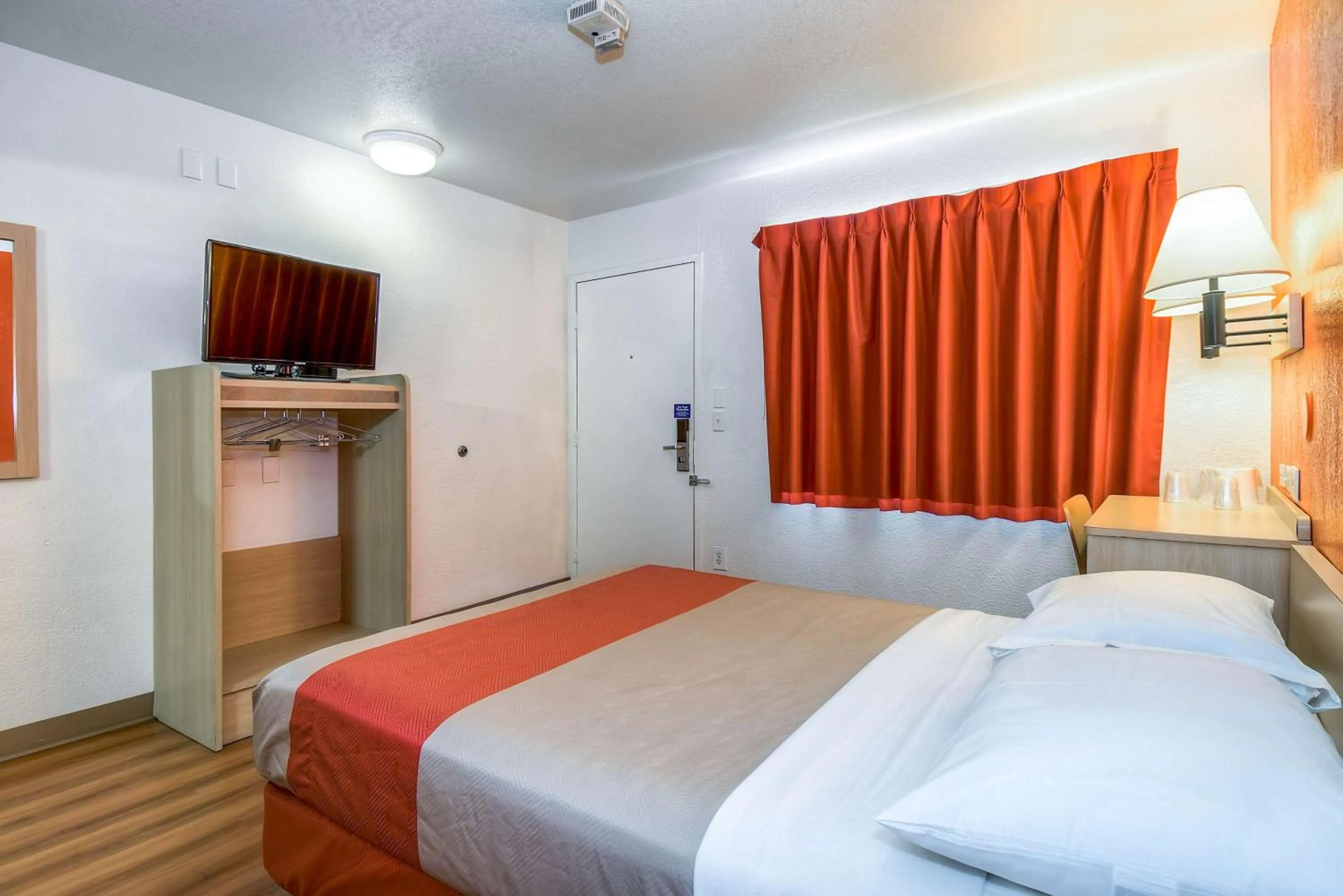 Standard Queen Room in Motel 6-Corona, CA