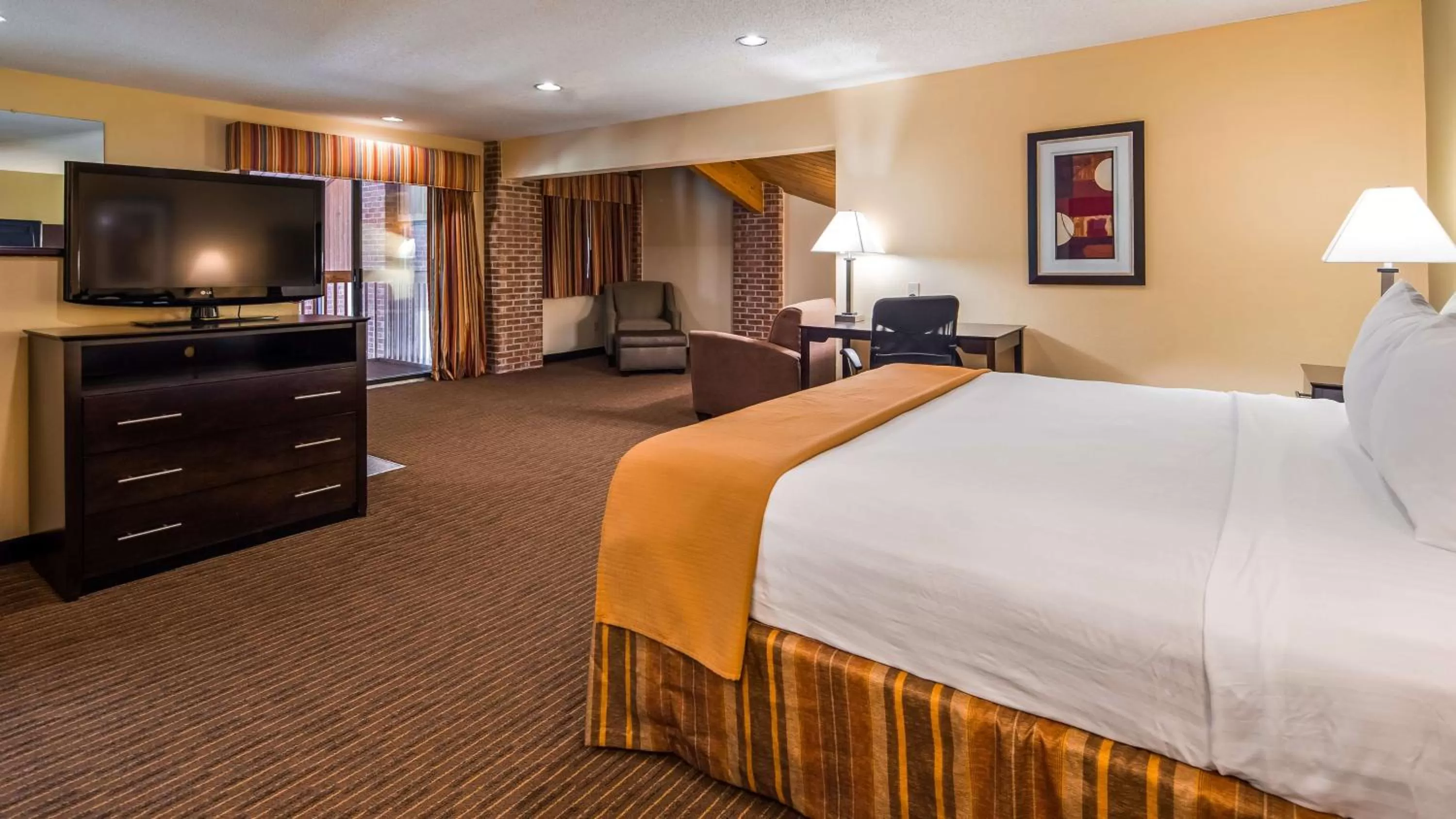 King Suite with Sofa Bed Spa Bath - Balcony/Non-Smoking in Best Western Muncie