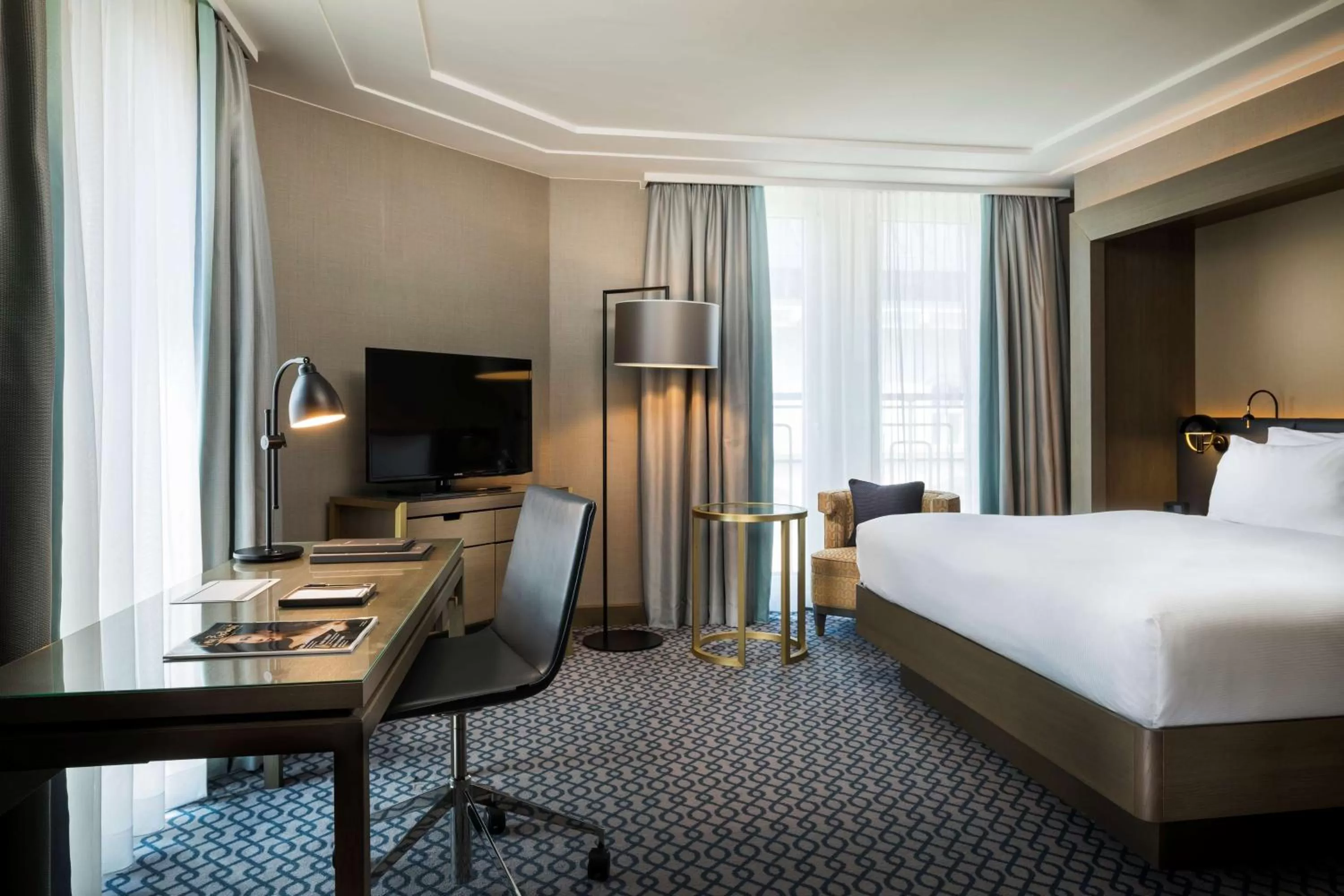 Corner King Room in Hilton Vienna Plaza