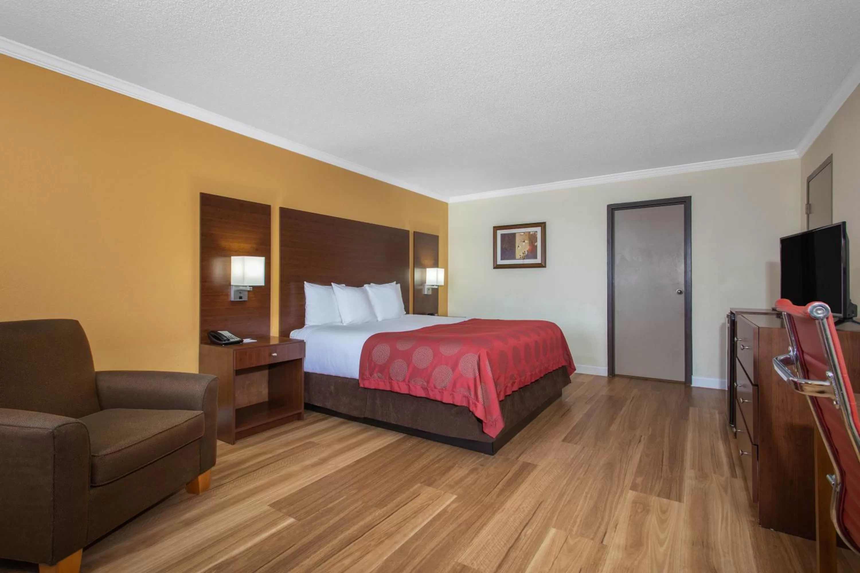 King Room with Courtyard View - Mobility/Hearing Accessible with Bath Tub - Non-Smoking in Ramada by Wyndham Tampa Westshore Airport South