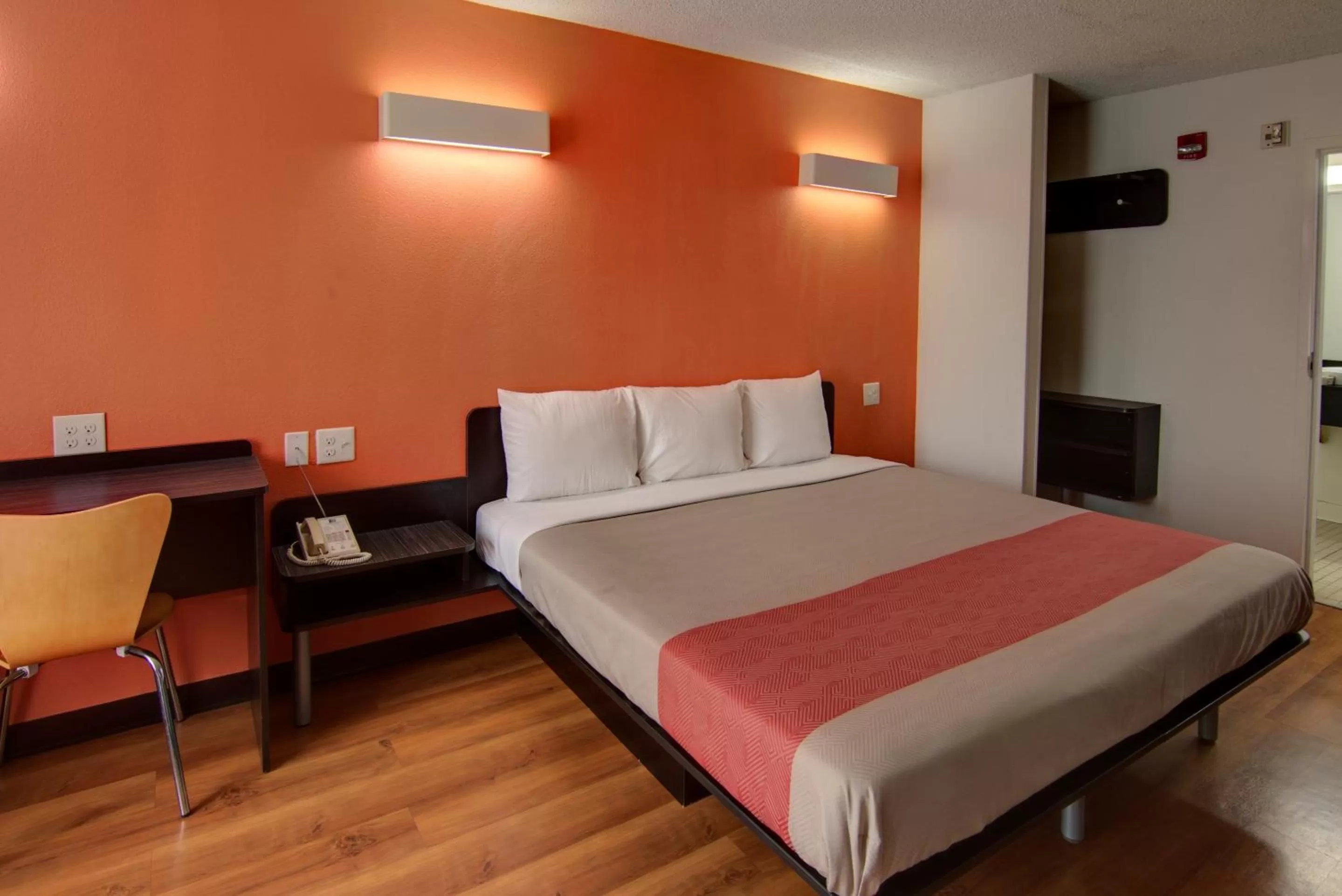 King Room - Disability Access - Non-Smoking in Motel 6-West Monroe, LA