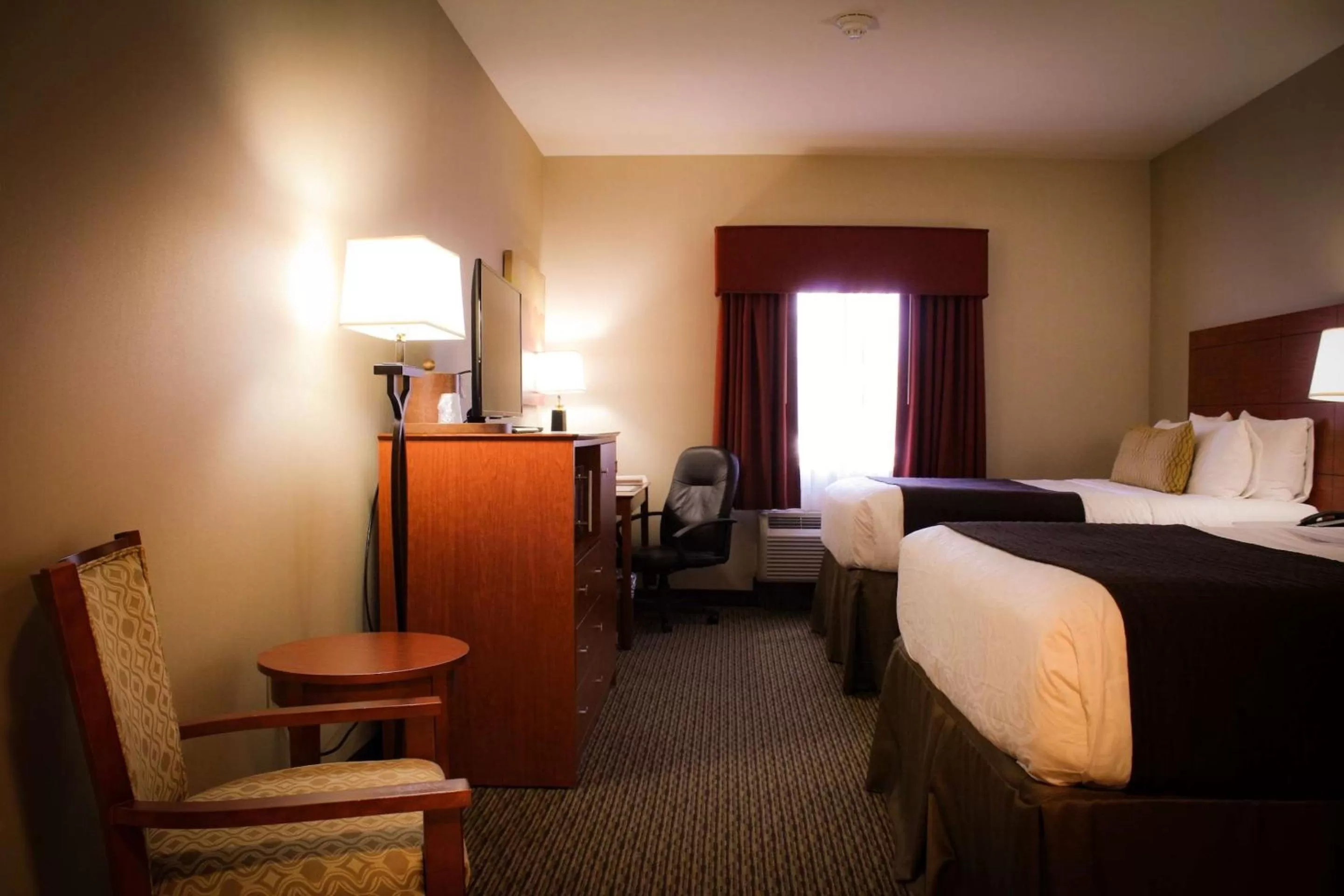 Queen Room with Two Queen Beds - Disability Access in Best Western Plus Arrowhead Hotel
