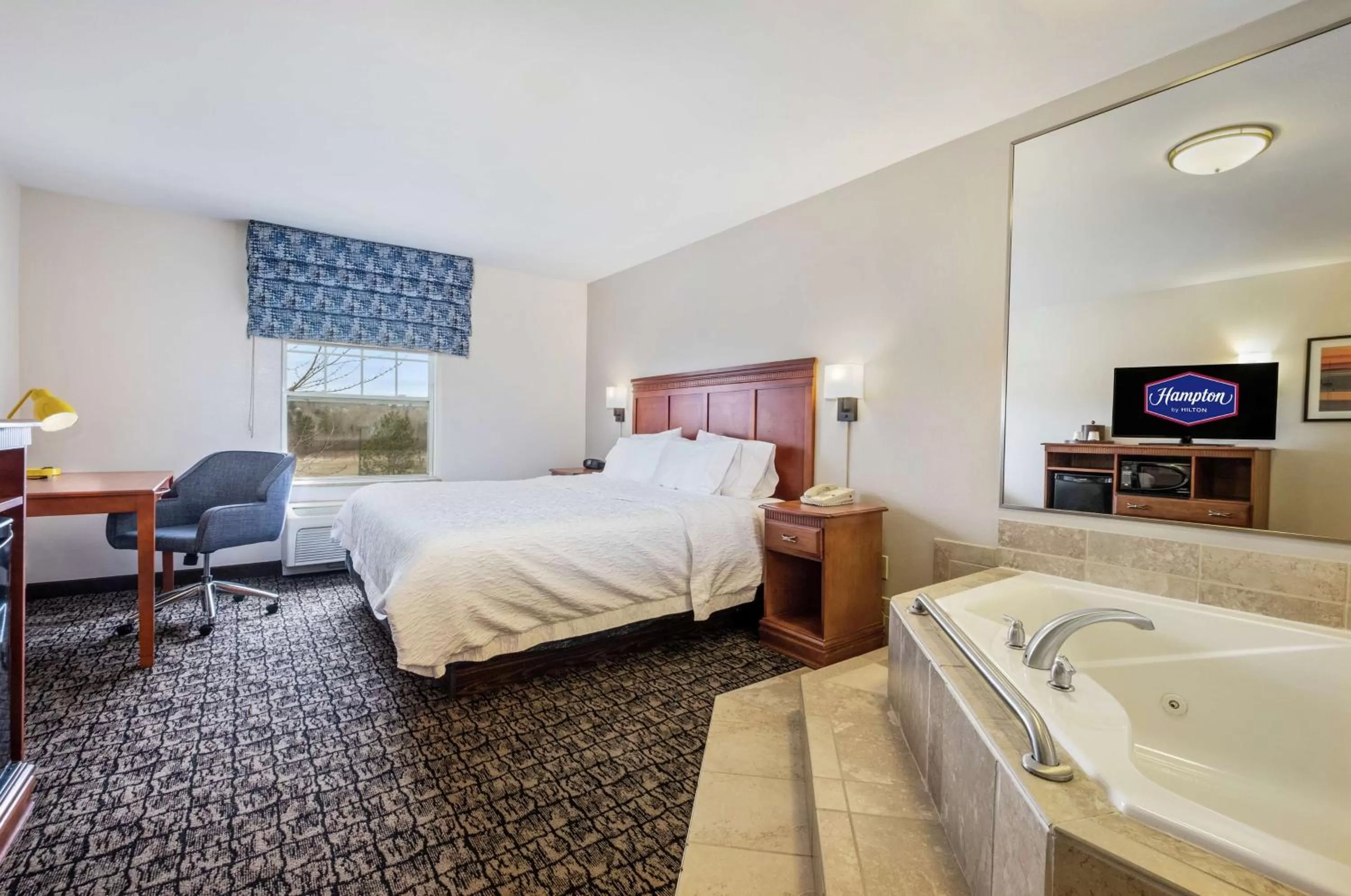 King Room with Spa Bath in Hampton Inn & Suites Rockland