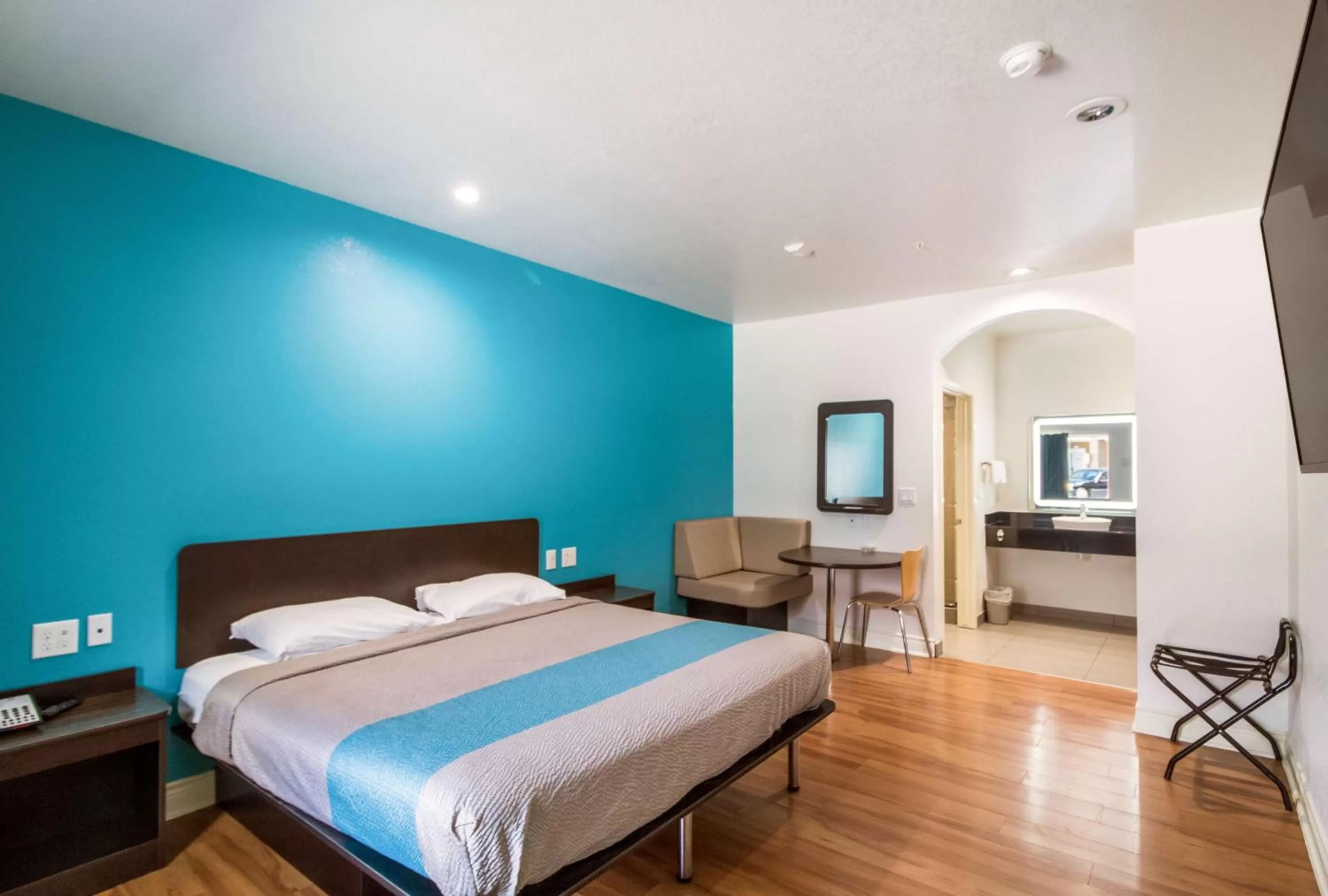 King Room - Disability Access - Non-Smoking in Motel 6-Houston, TX - North