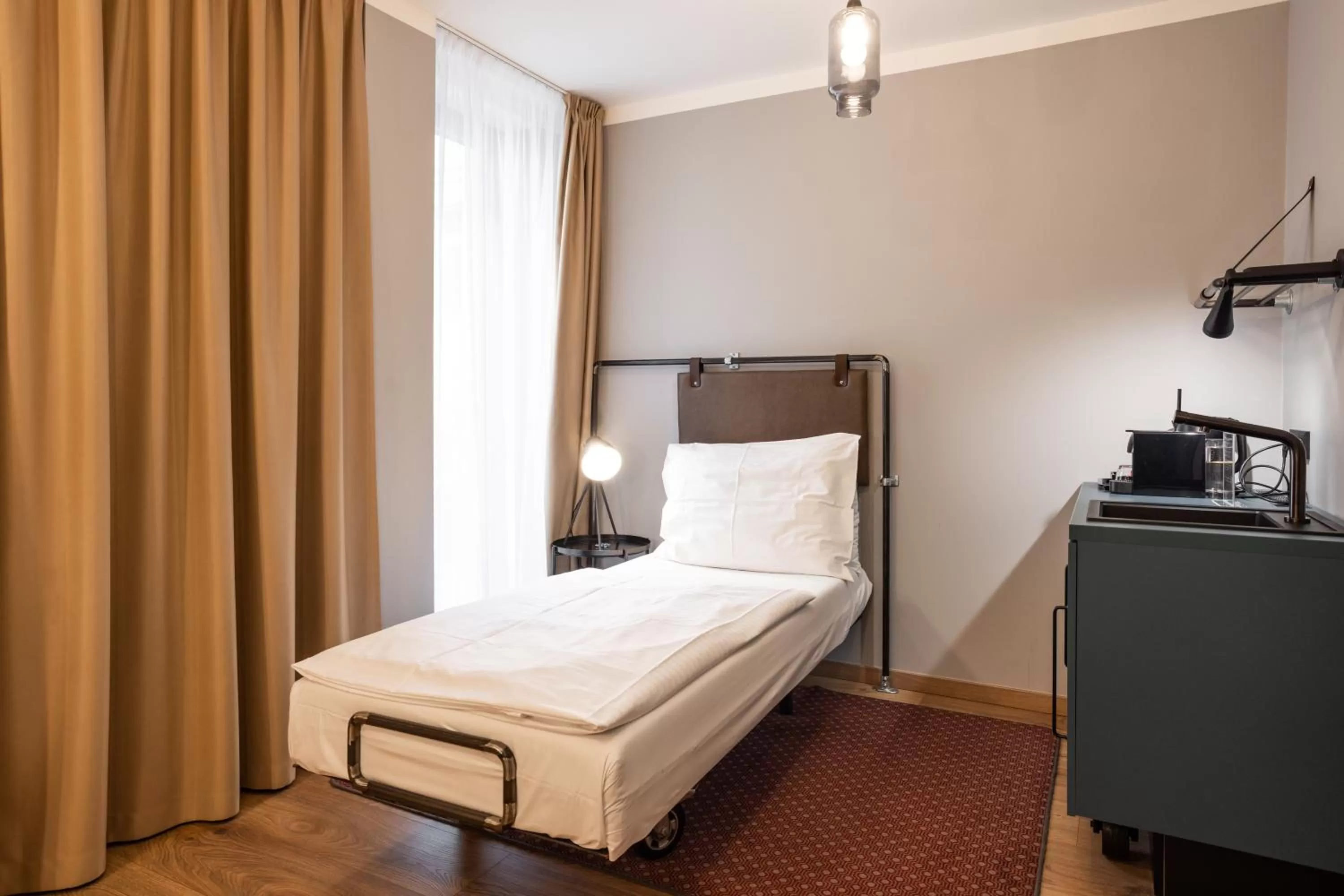 Single Room with Private Bathroom in Miss Sophie's Downtown