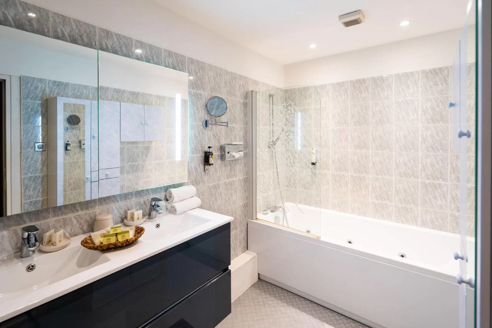 Suite in Logis Central Hôtel - Restaurant & Spa