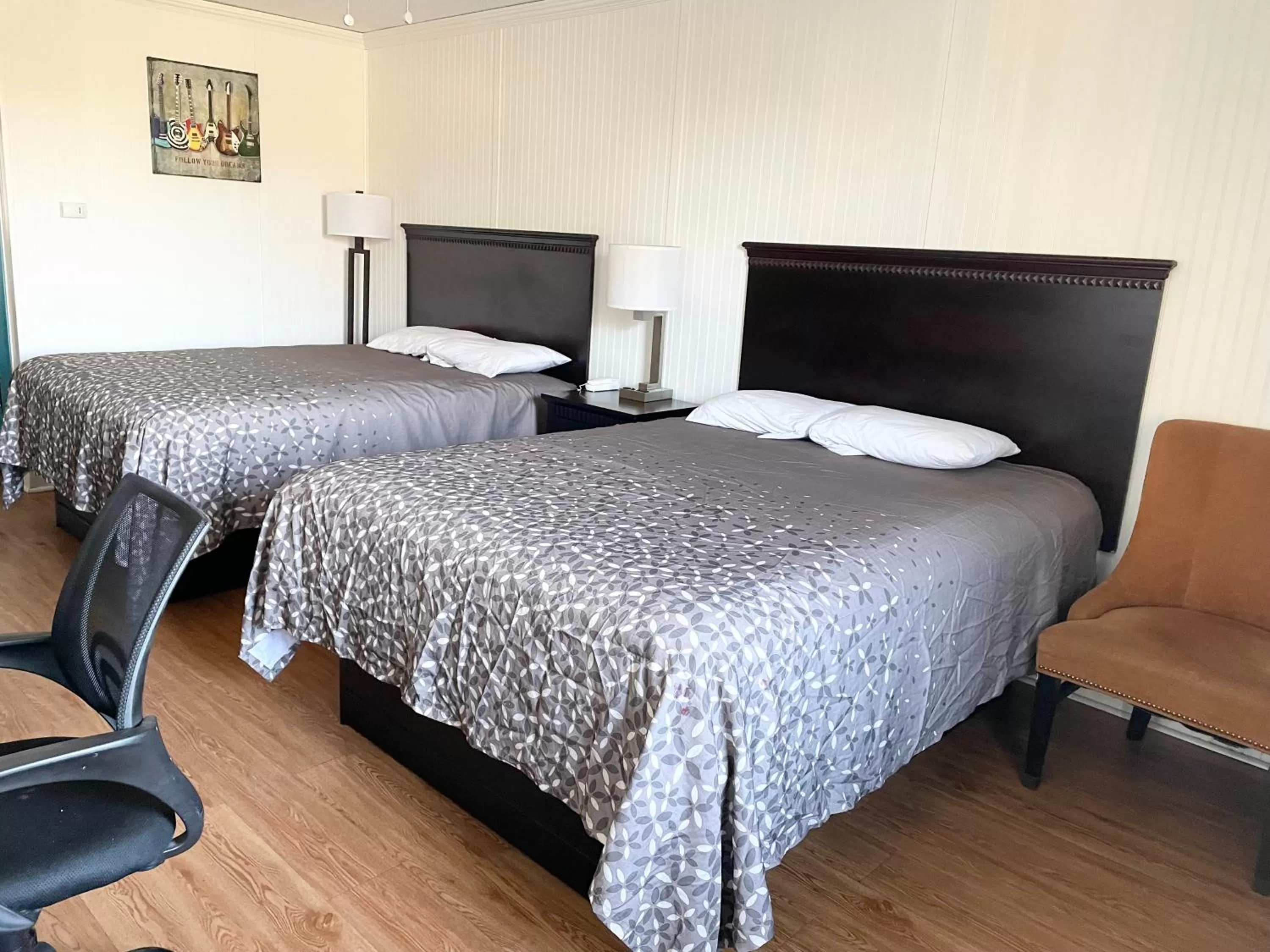 Standard Queen Room with Two Queen Beds - Non Smoking  in Rodeway inn- Nashville airport - Downtown - Mexican Restaurant on site