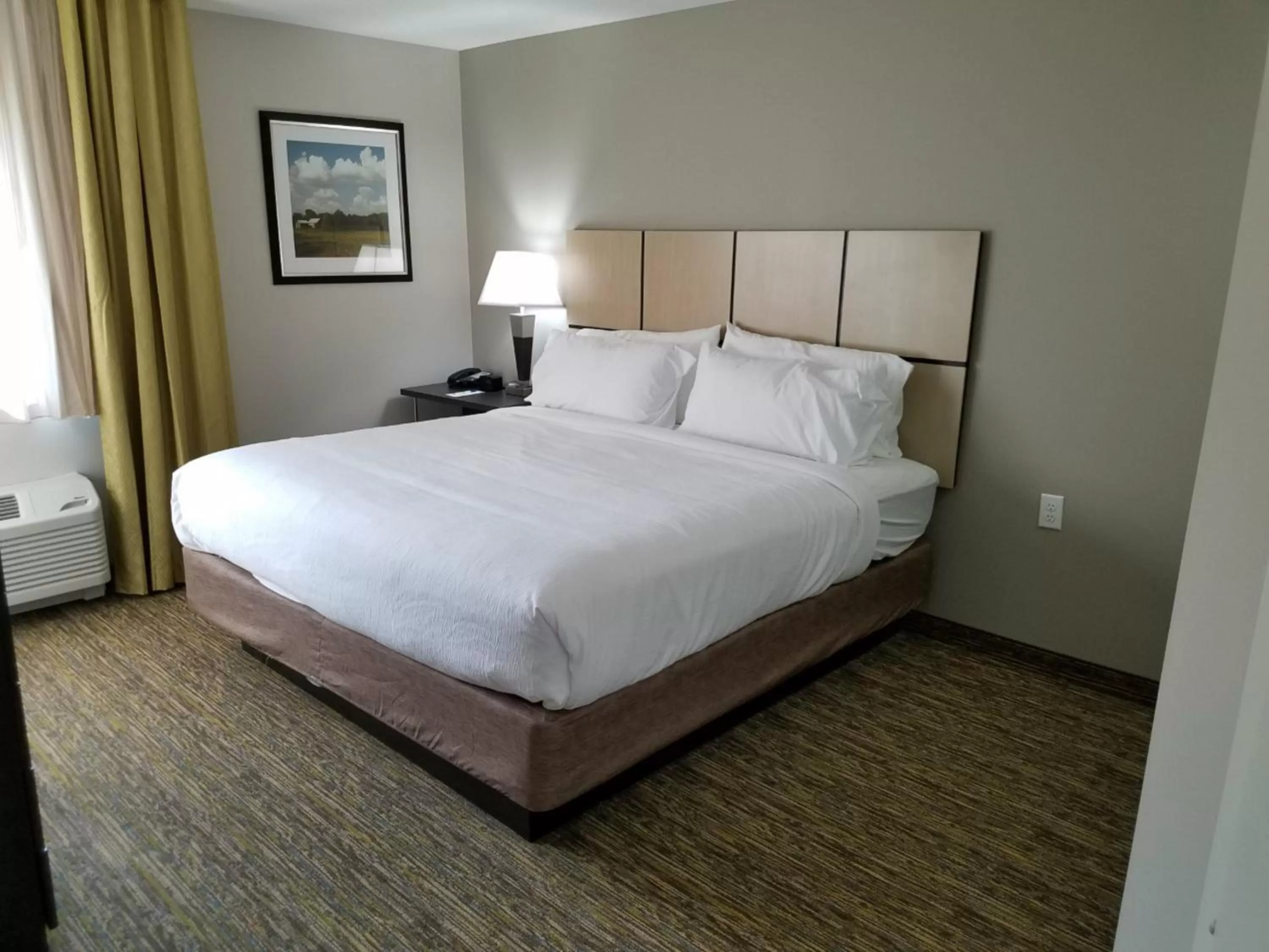 King Room with Mobility Accessible Tub - Non-Smoking in Candlewood Suites Independence by IHG