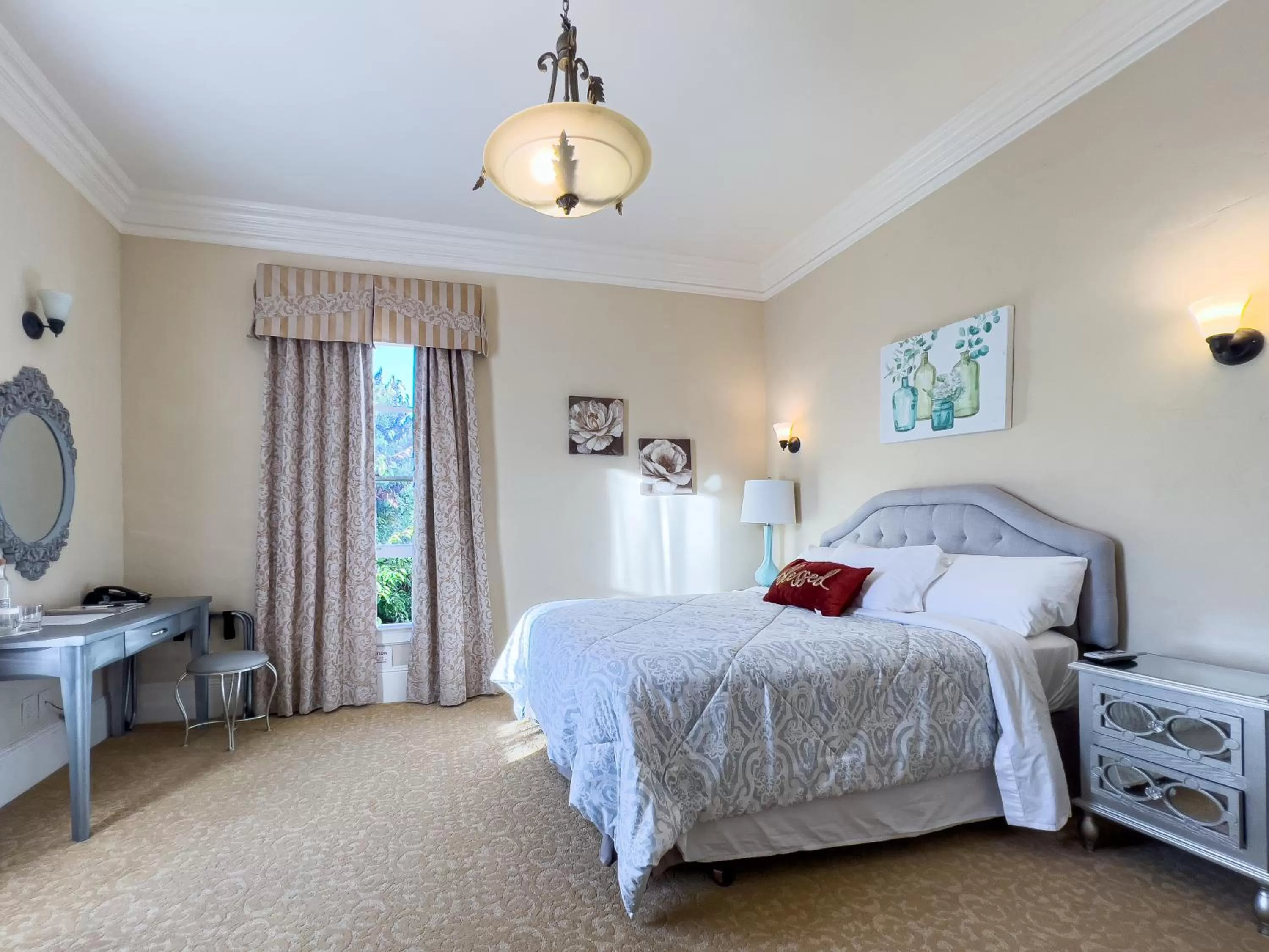 Queen Room in Chateau Coralini