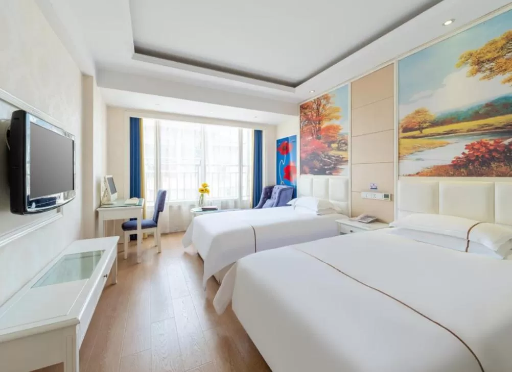 Twin Room in Lingshang Hotel