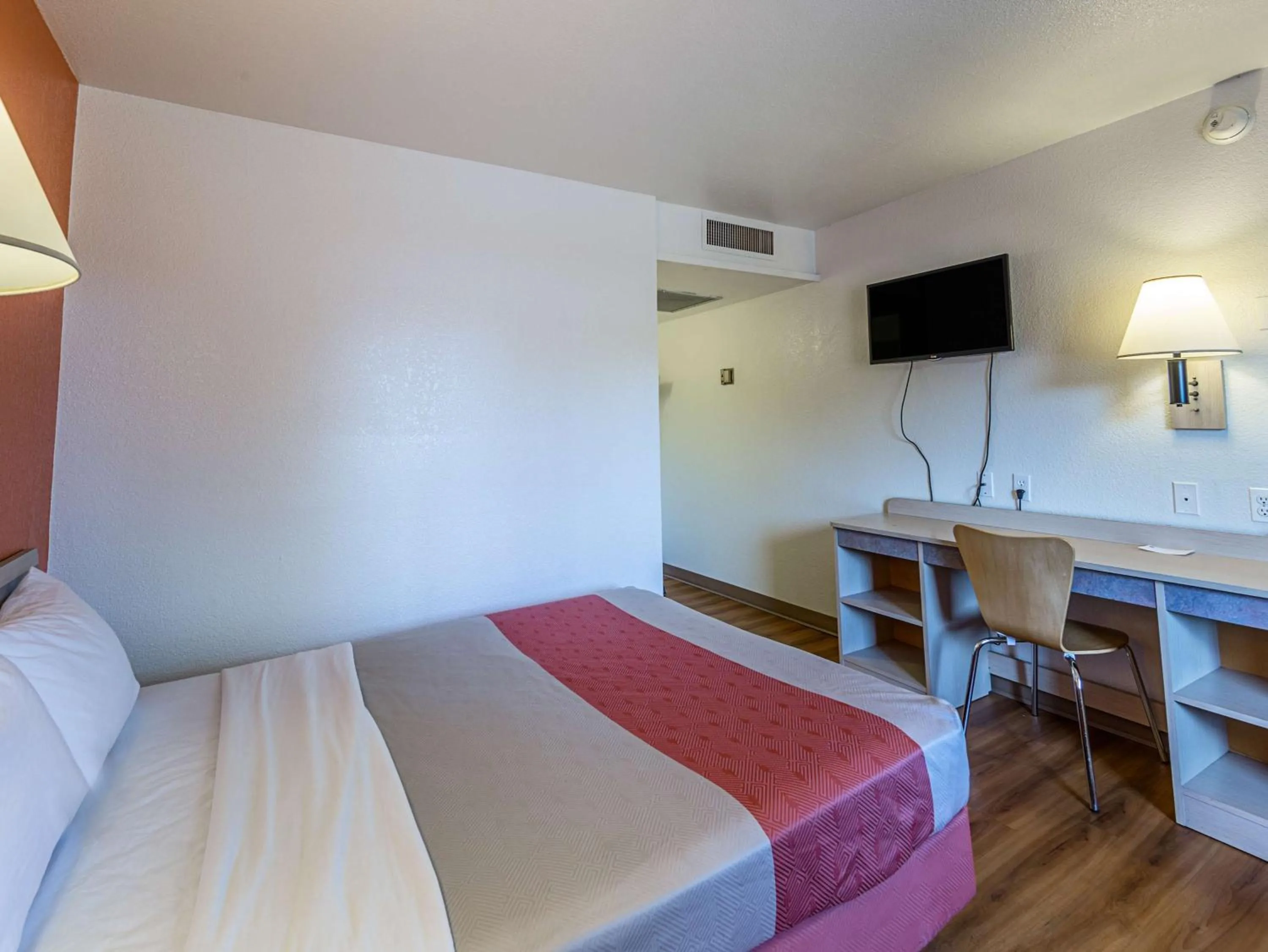 Queen Room - single occupancy - Smoking in Motel 6-Yreka, CA