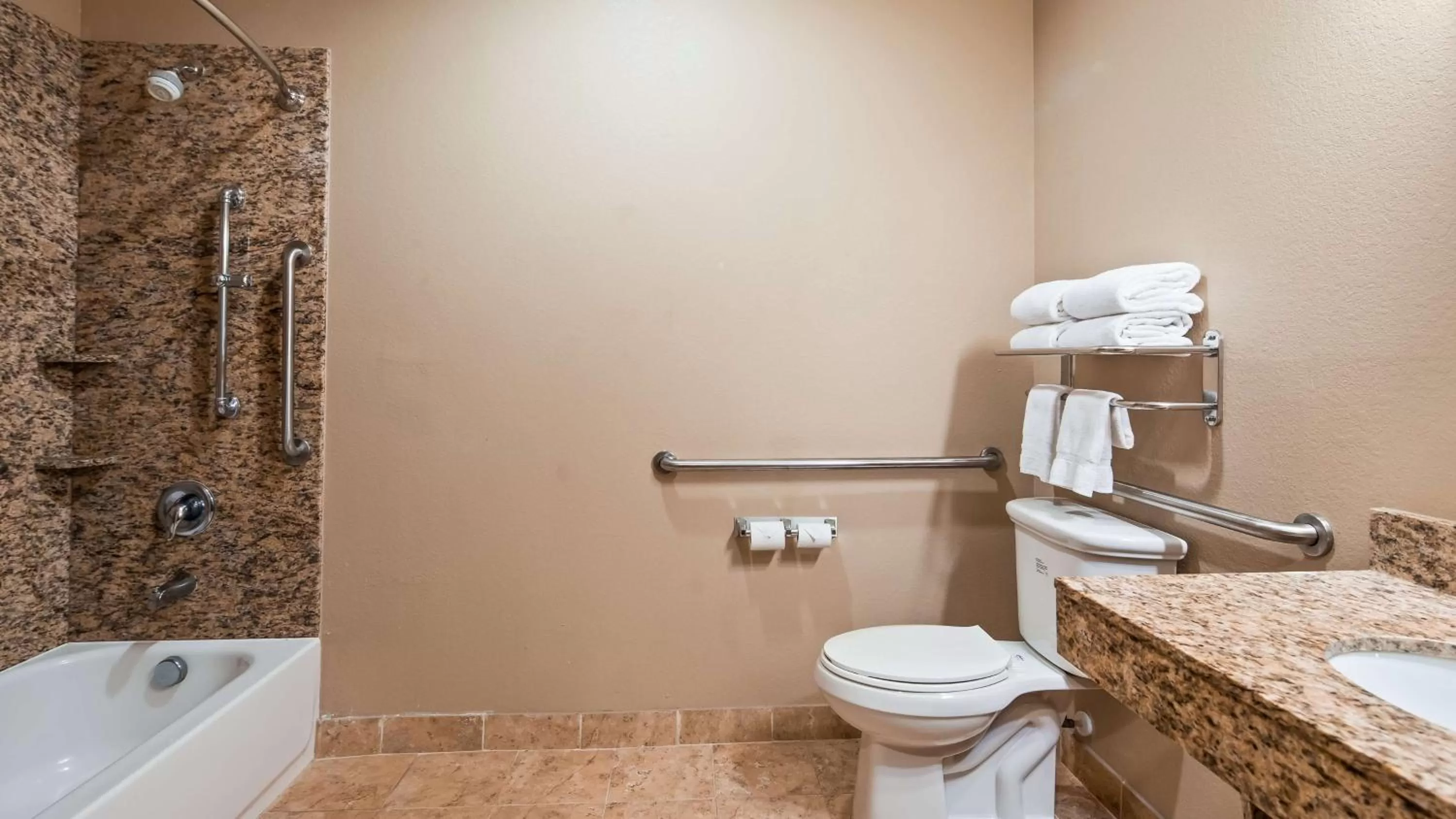Quadruple Room with Bathtub - Disability Access in Best Western Plus Kenedy Inn