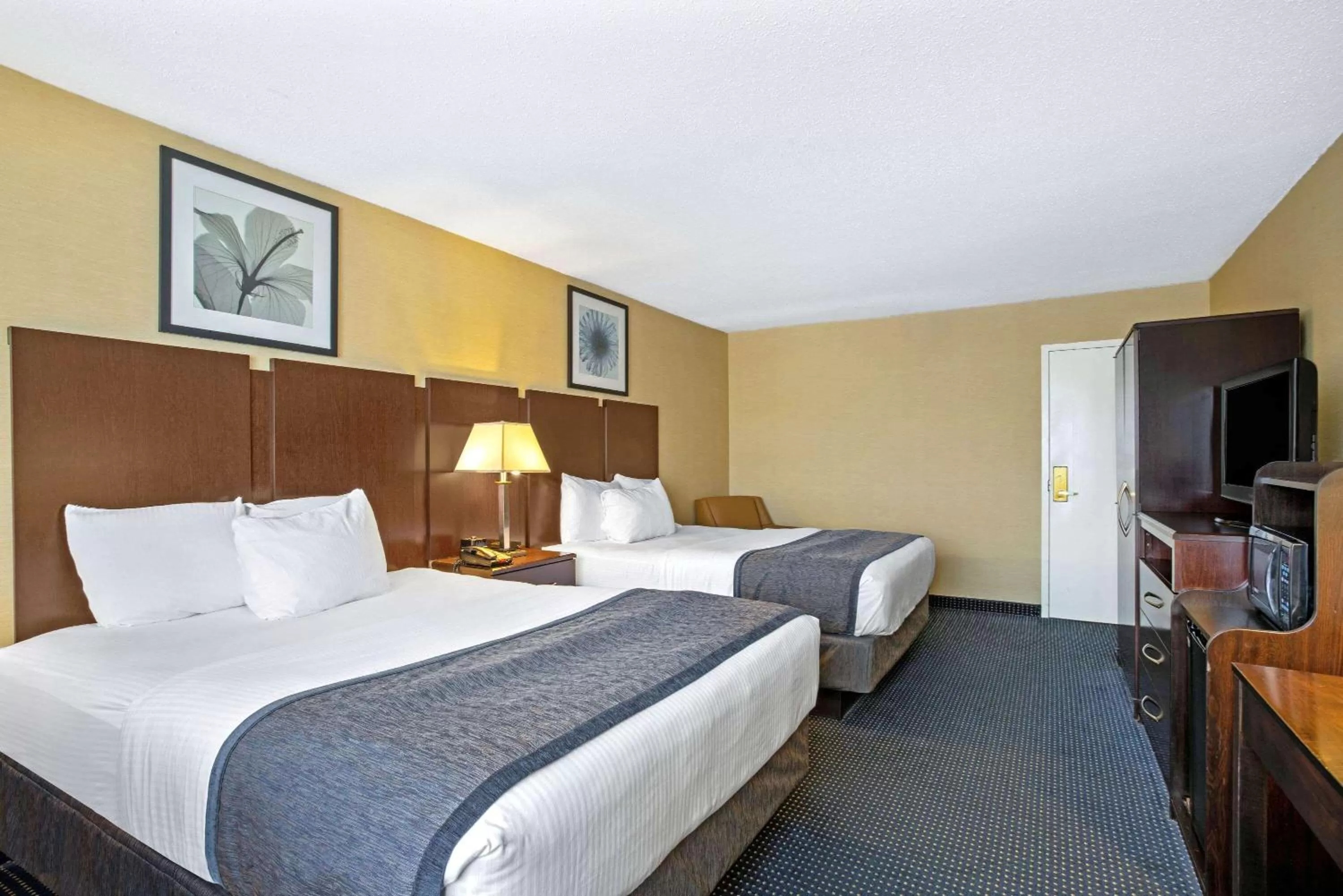 Deluxe Queen Room with Two Queen Beds in La Quinta by Wyndham Manchester