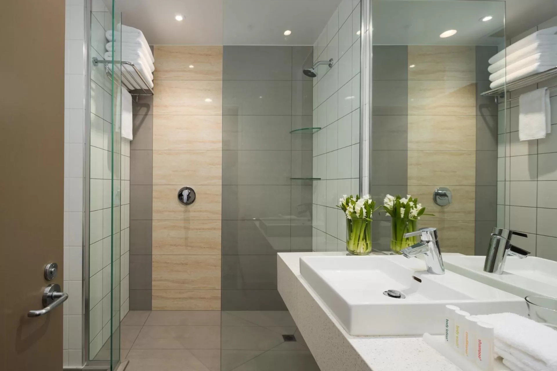 Premium King Room with Harbor View in Rydges Auckland