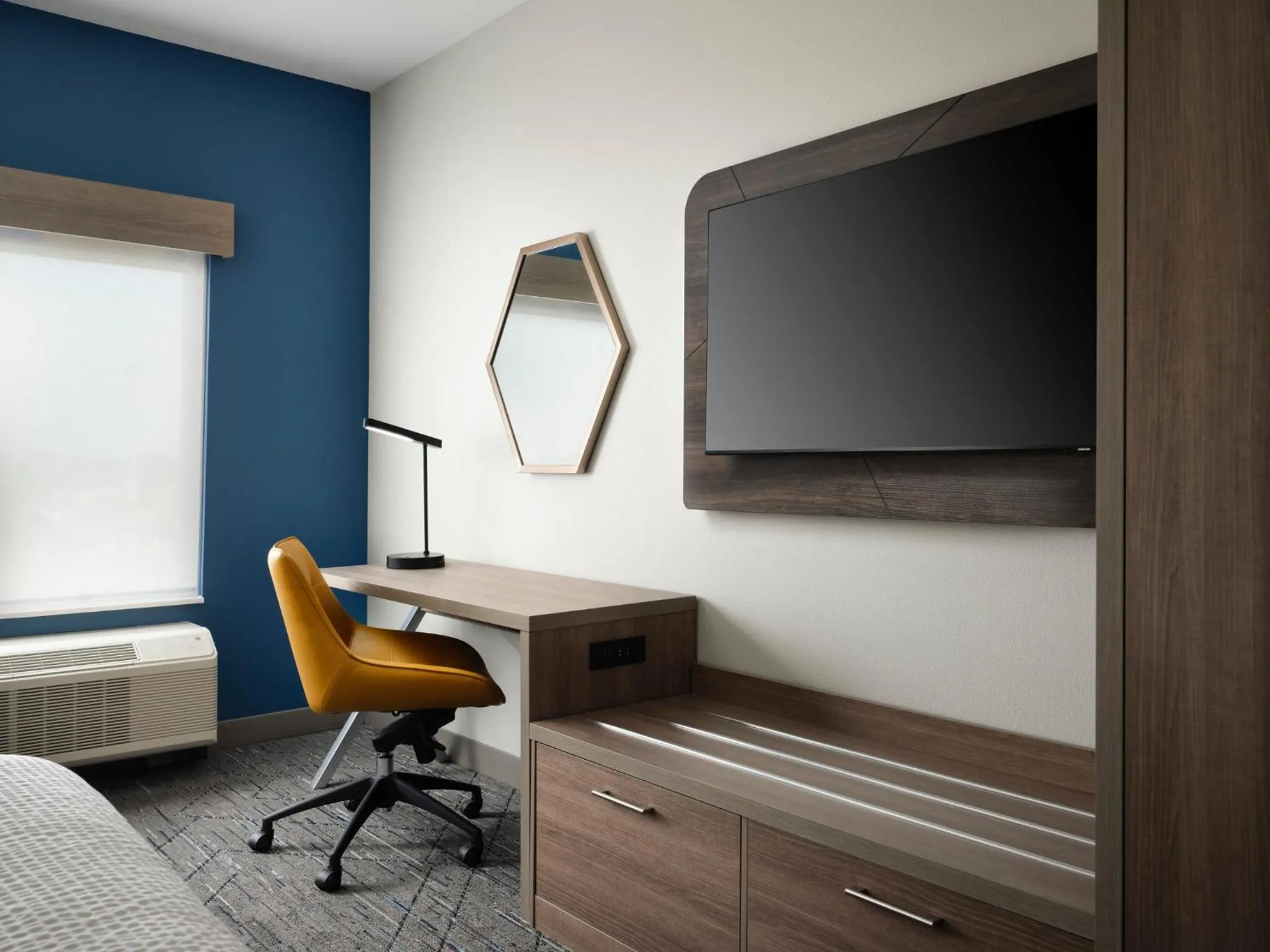 Queen Suite with Two Queen Beds - Communications Accessible in Holiday Inn Express & Suites Lima by IHG