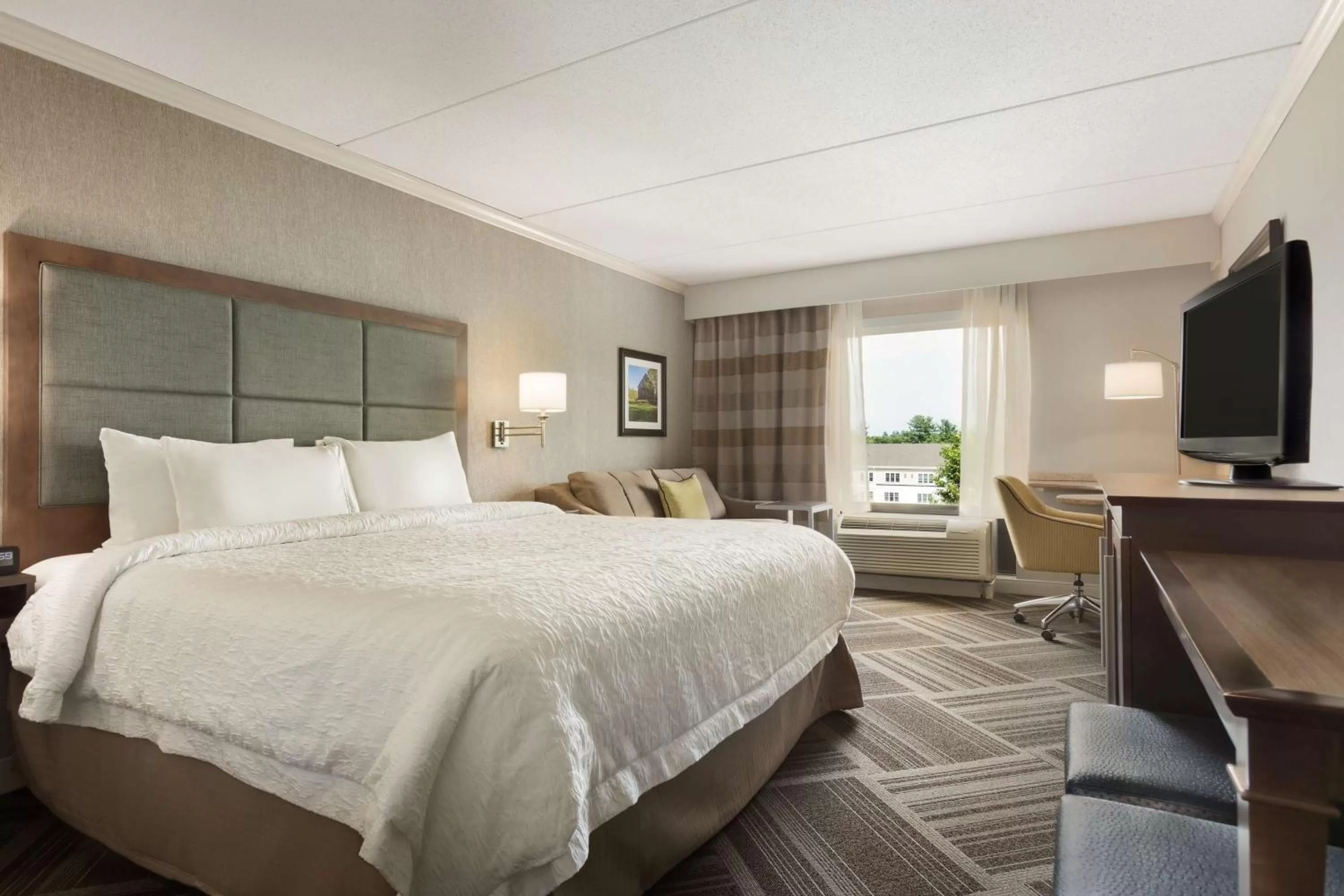 King Room with King Bed - Non-Smoking in Hampton Inn & Suites by Hilton Manchester Bedford