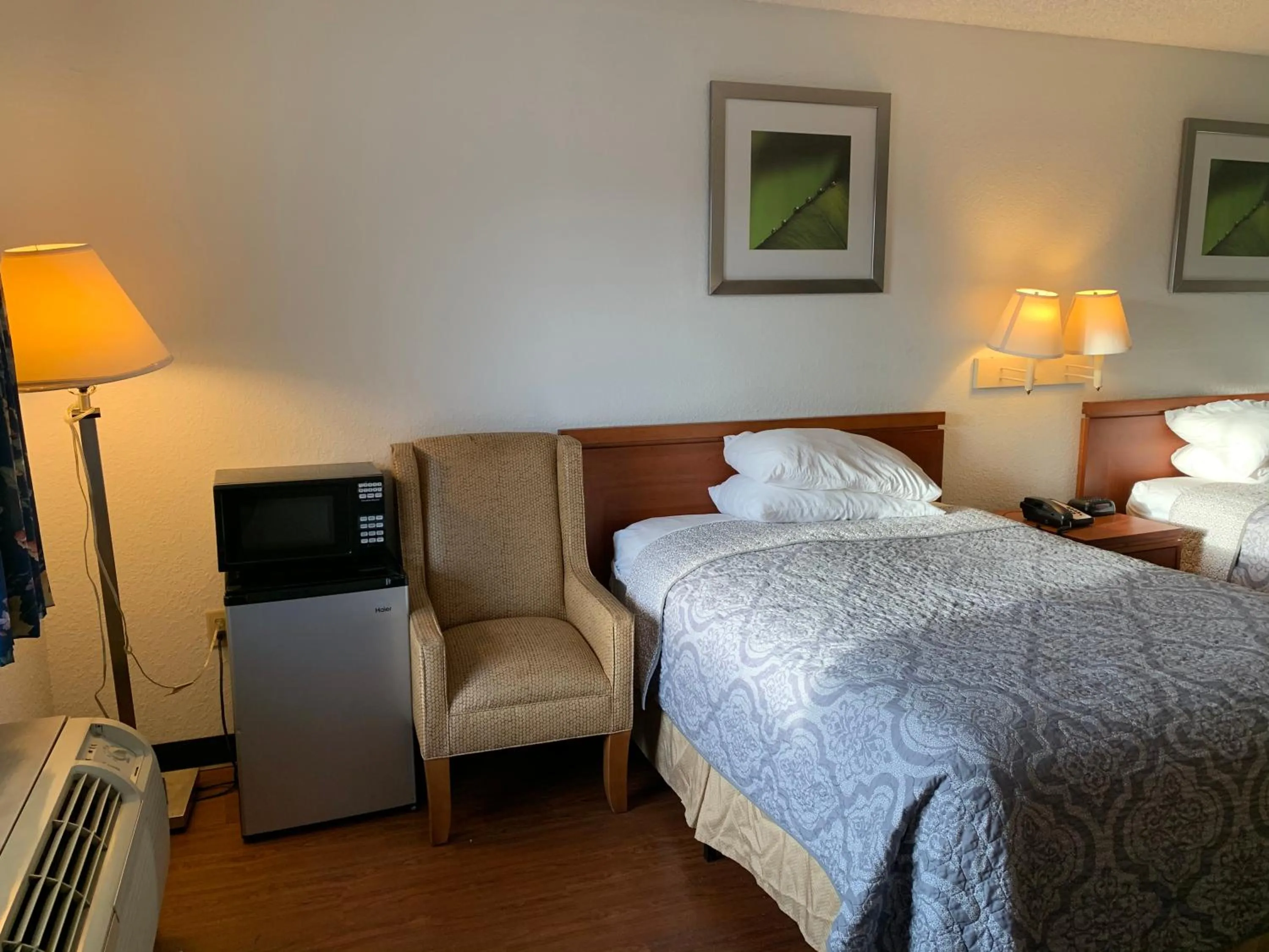 Deluxe Double Room with Two Double Beds - Non-Smoking in Travelodge Suites by Wyndham MacClenny I-10