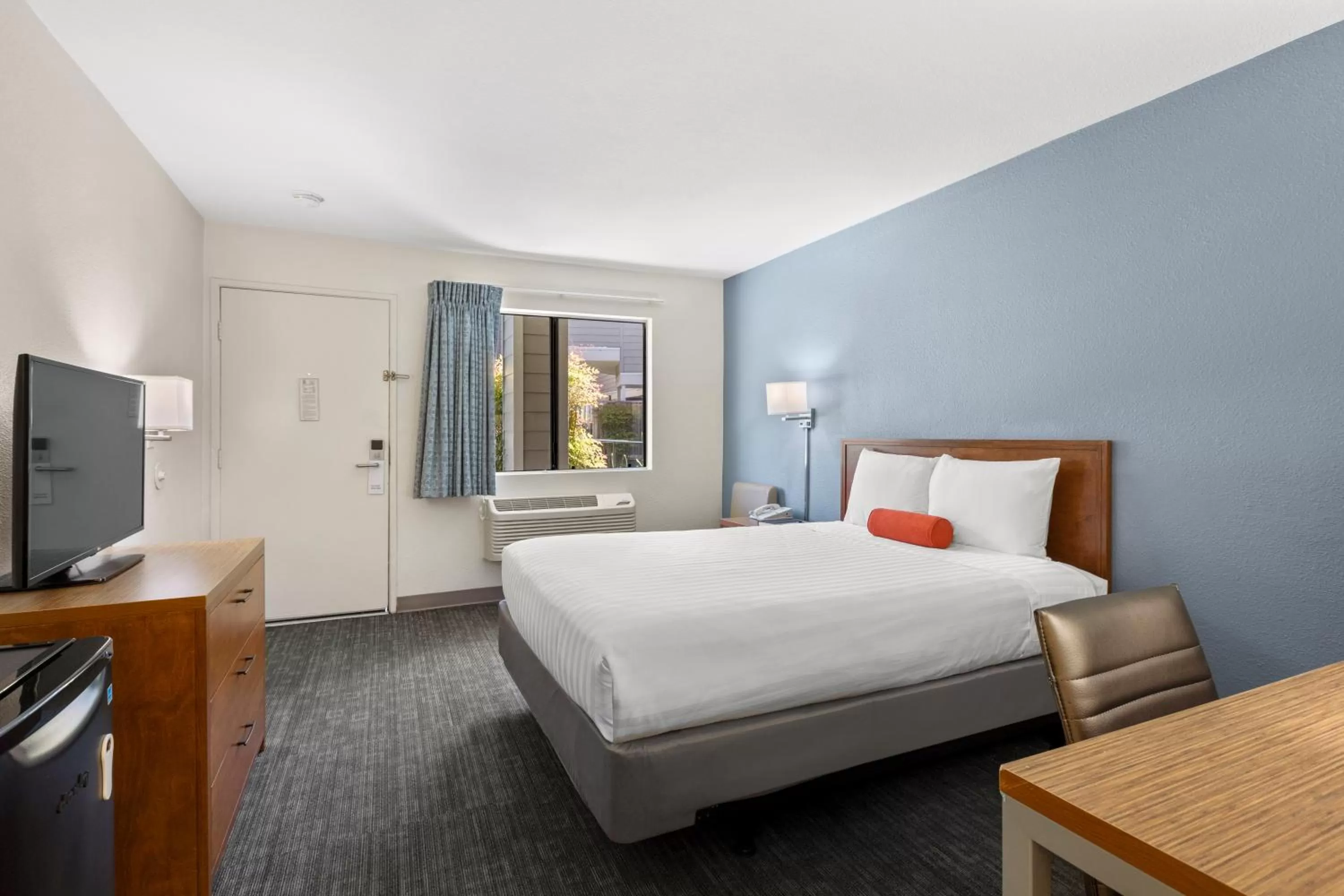 Standard Queen Room in Good Nite Inn Calabasas