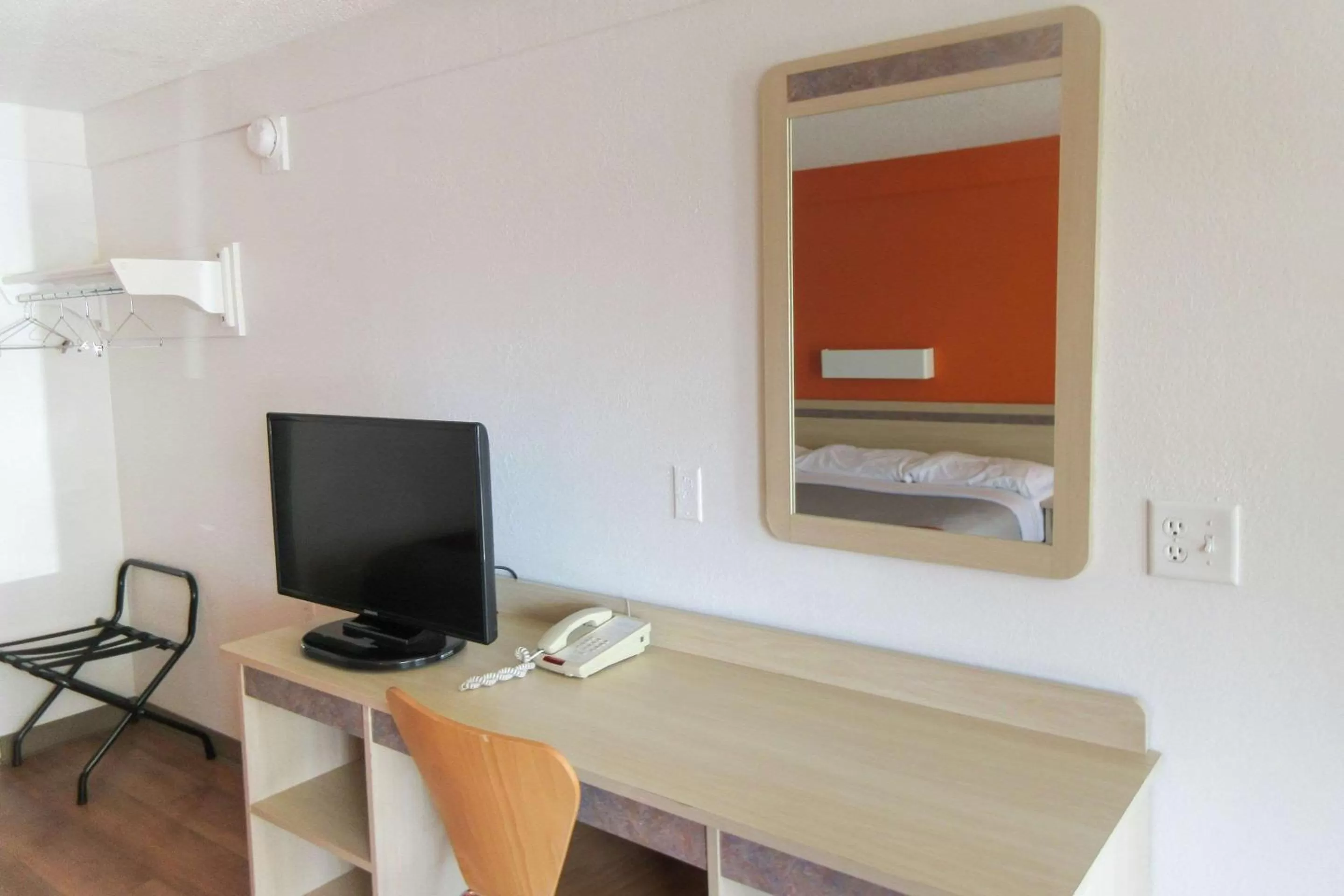 Queen Room - Accessible/Nonsmoking in Rodeway Inn Altoona Orchard Plaza