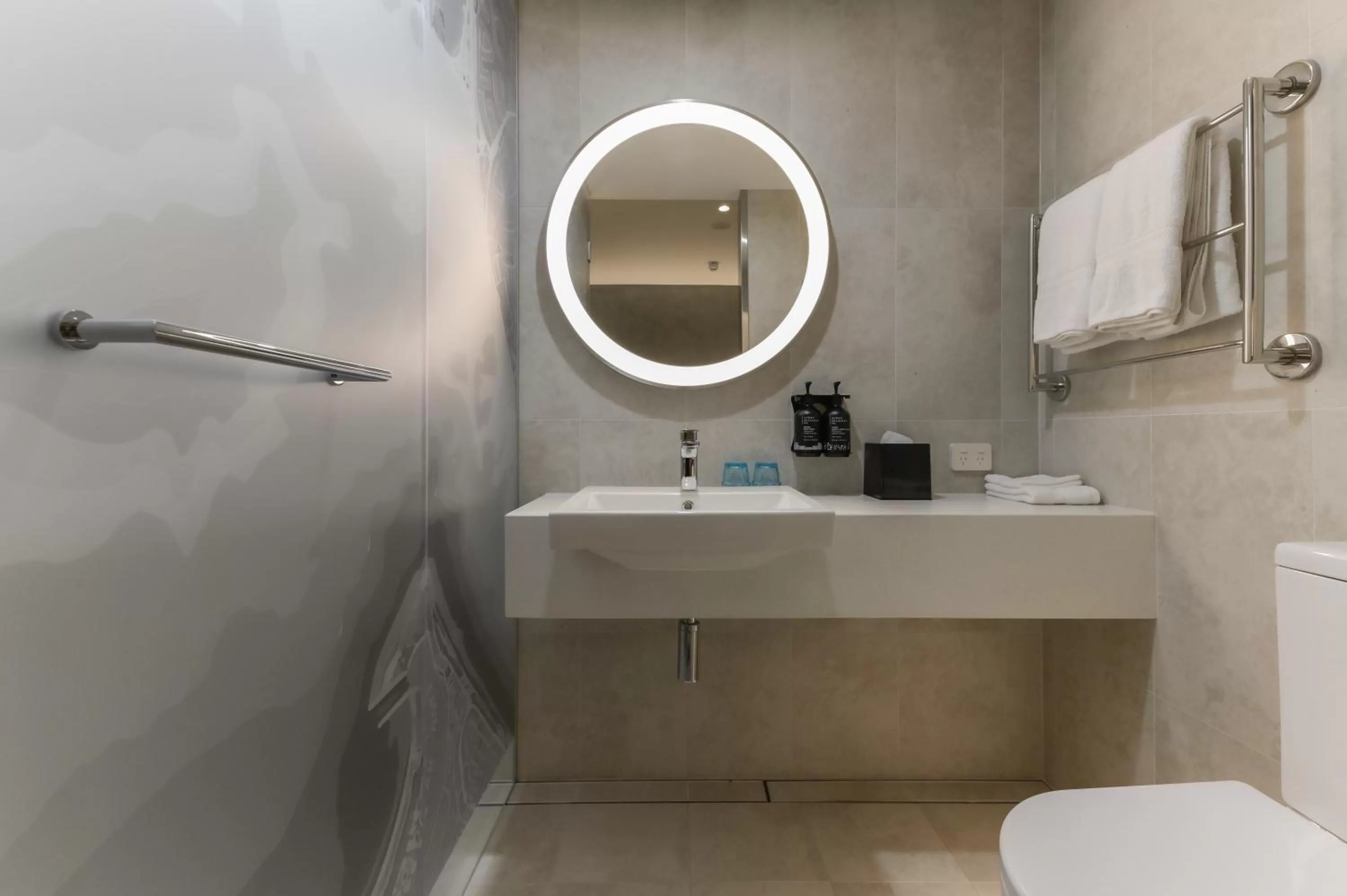 Standard Queen Room with City View - Free Breakfast in Holiday Inn Express & Suites Sunshine Coast by IHG